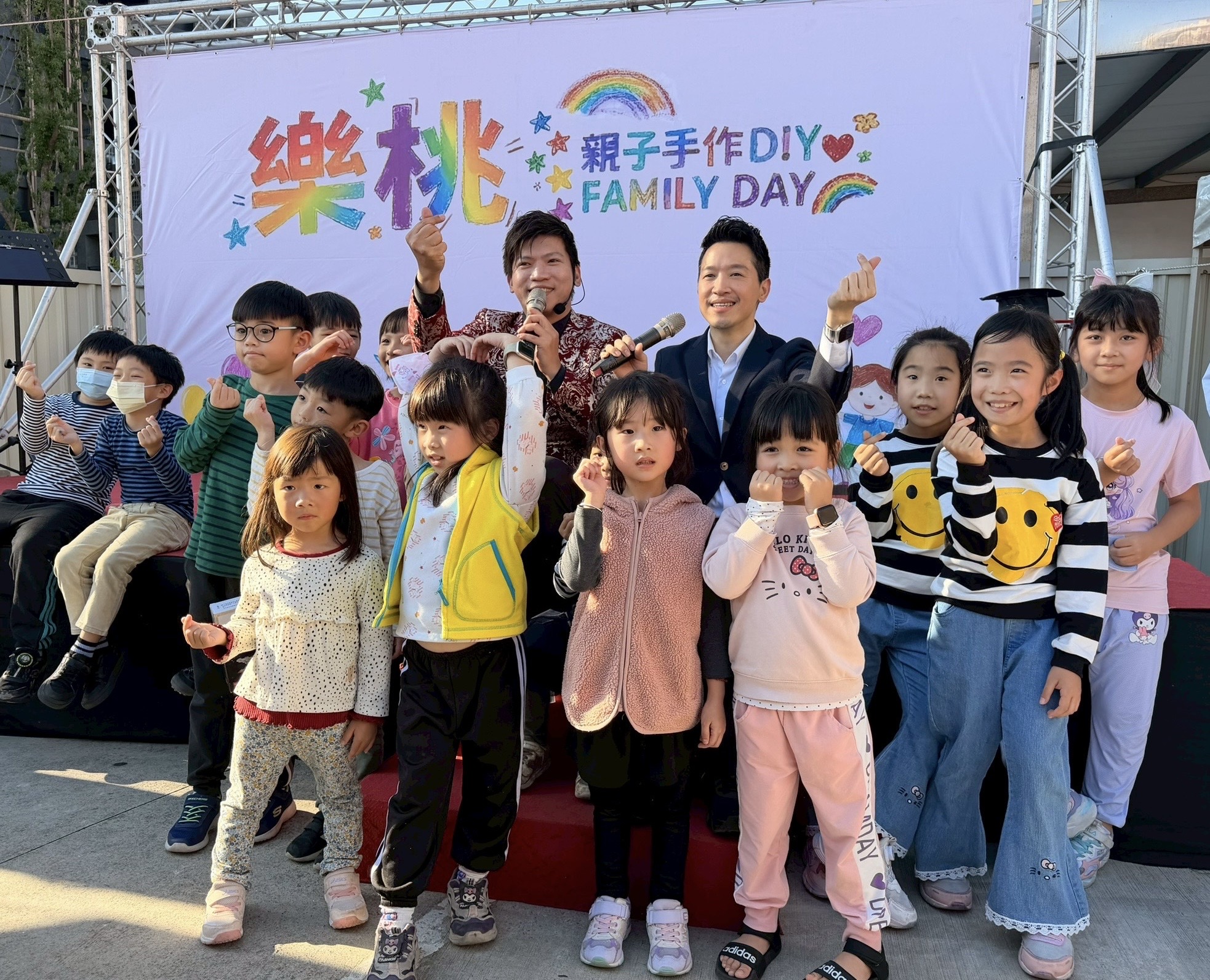 何志偉出席蘆竹南崁五福宮親子活動，與大家互動熱烈。（南崁五福宮提供）