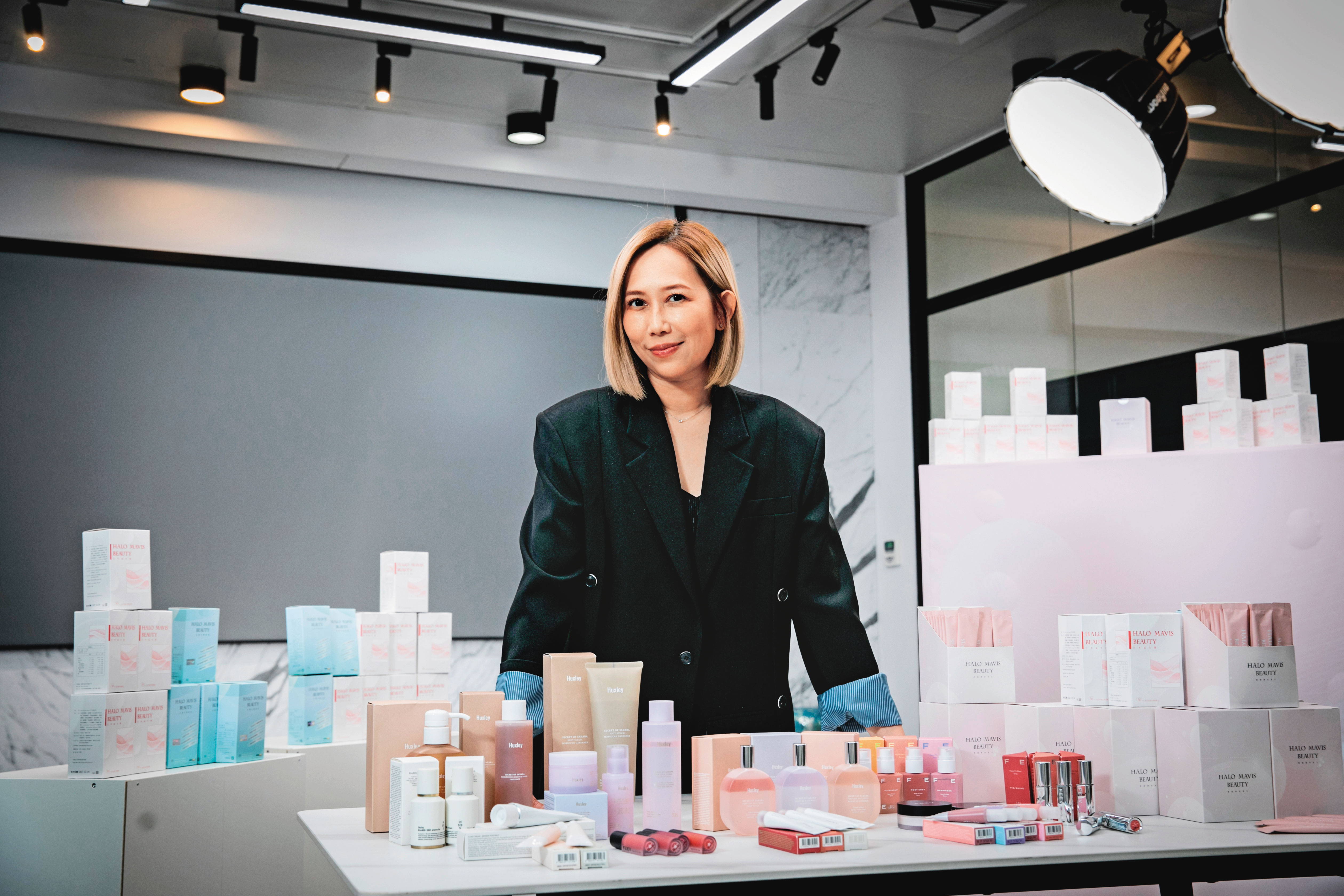 梁羽做代購16年，從10坪小店面開始賣日系服飾，如今賣到保養品、鑽石，年營收12億元。