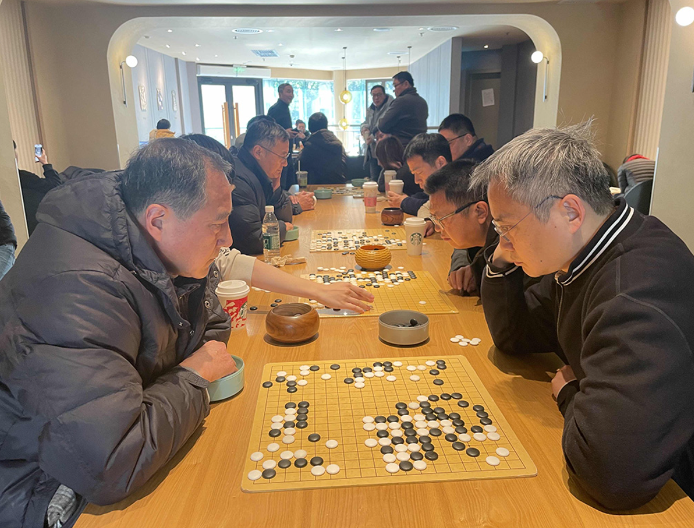 許多棋友們定期聚在星巴克下棋。（翻攝自澎湃新聞）