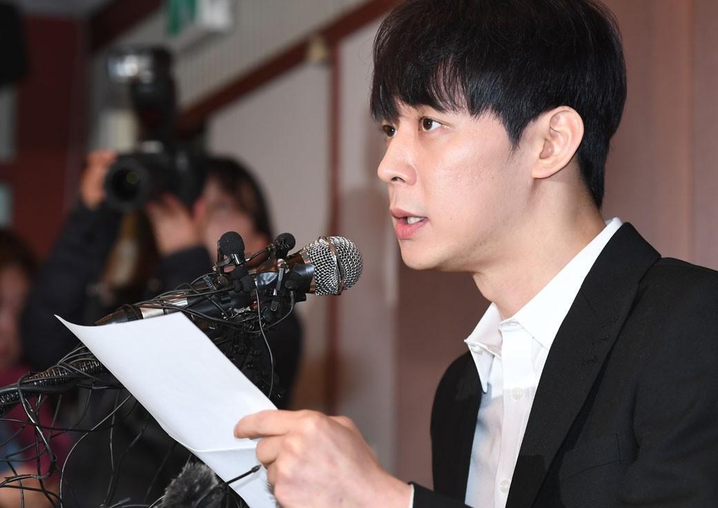朴有天在2019年遭調查吸毒，高調開記者會嗆「吸毒就退出演藝圈」，結果證實不但吸毒而且還承認自己臉皮很厚重返演藝圈。（網路圖片）