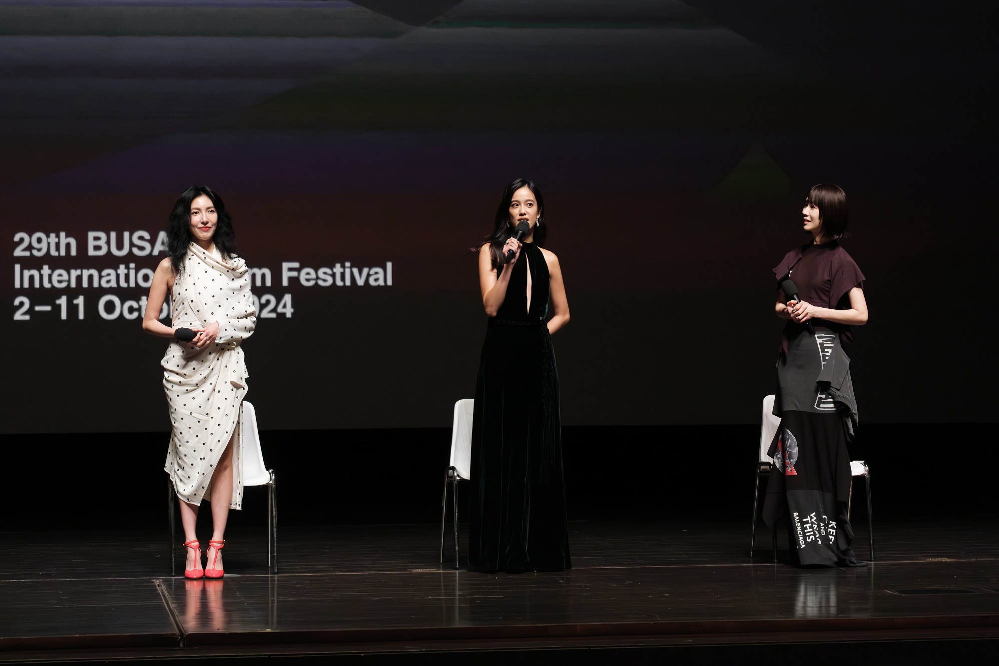 楊謹華（左起 ）、謝盈萱與陳庭妮為《影后》合體出席釜山影展全球首映。（Netflix提供）