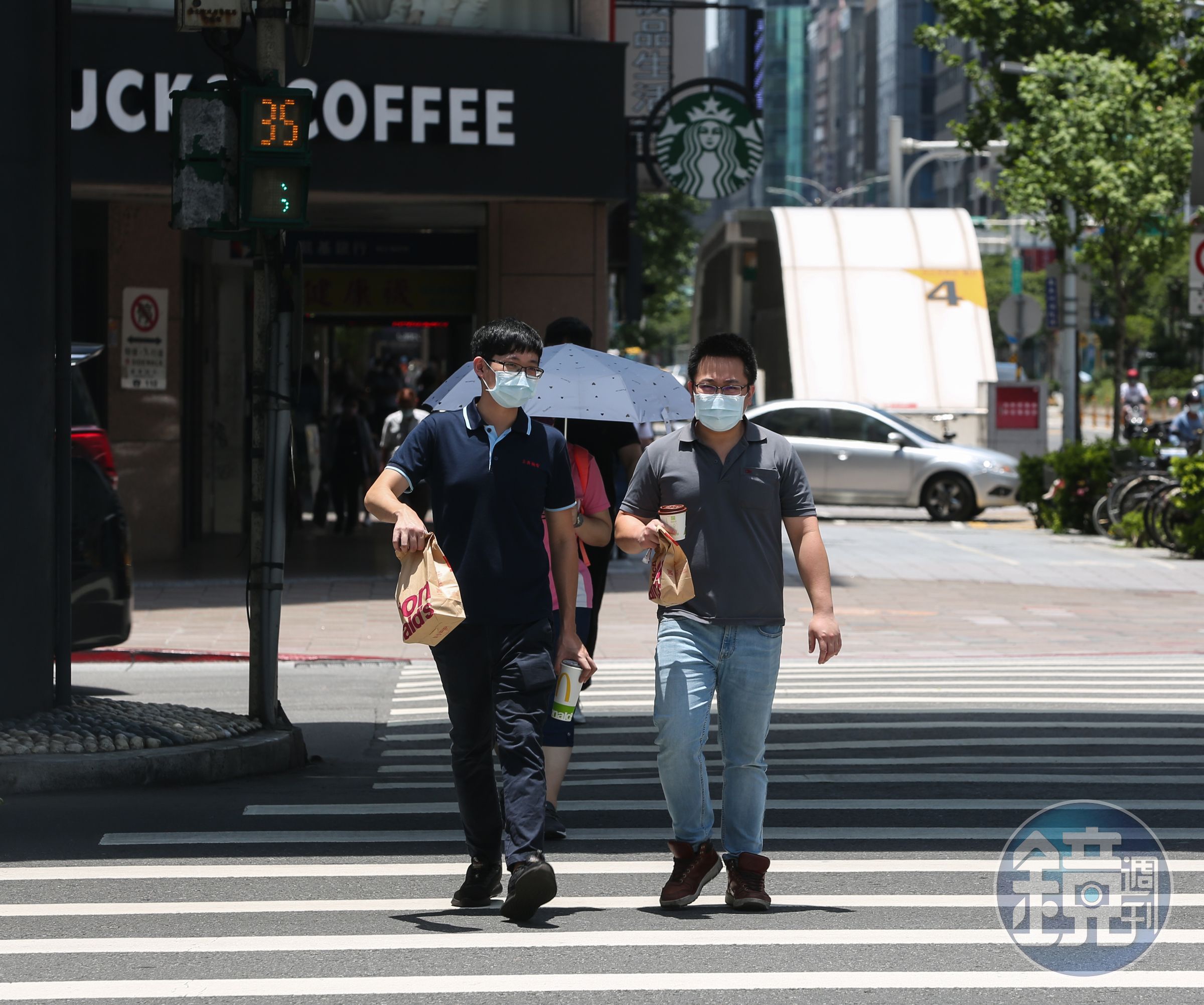 今(12)日全台大多數地區以晴到多雲為主。清晨至上午,中南部地區會有局部短暫陣雨或雷雨,下午則在大台北、宜花地區及其他山區出現局部短暫雷陣雨。