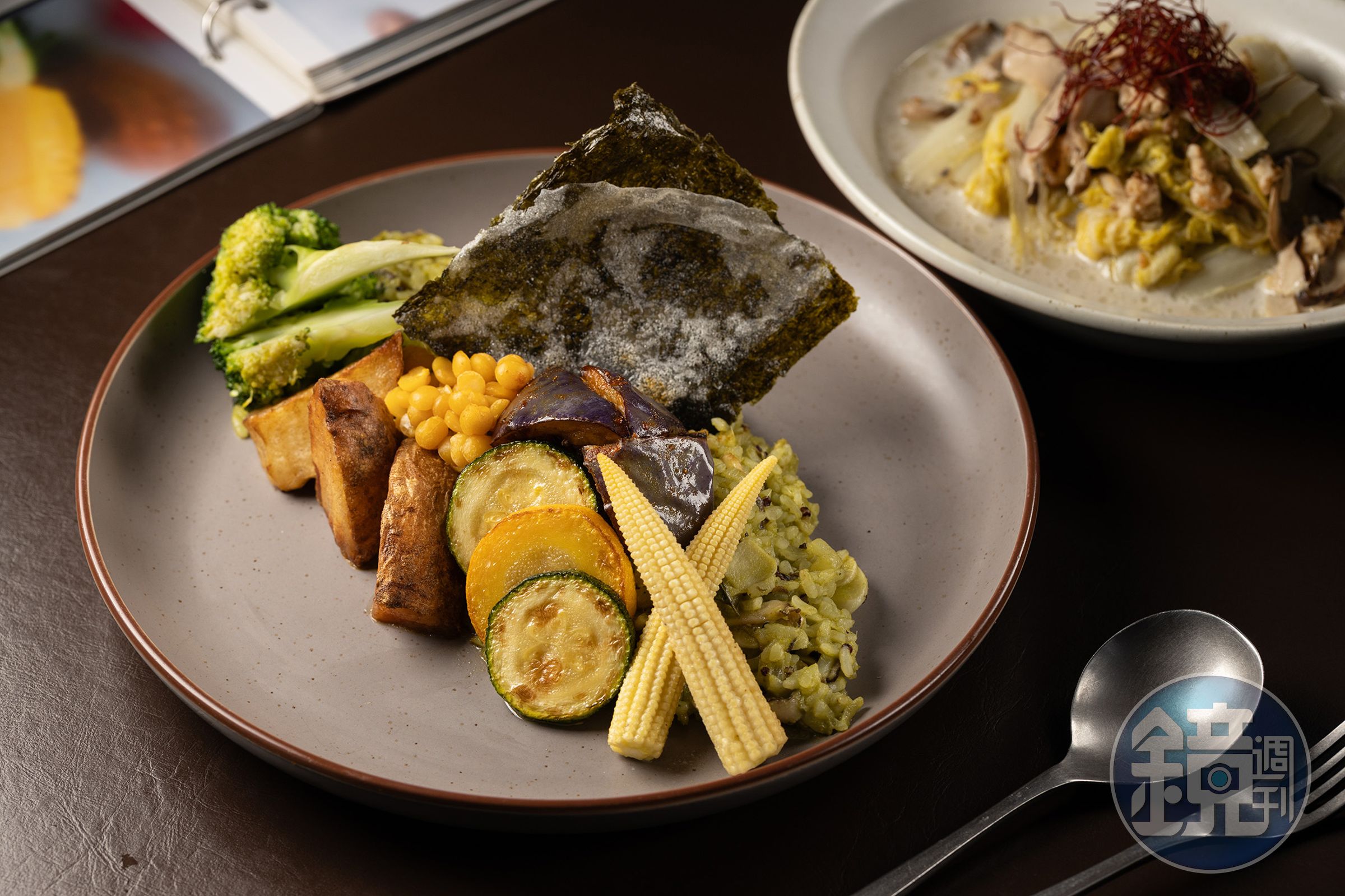 「蘑菇黃扁豆綠咖哩燉飯」用薑黃、豆奶與香料燉煮米飯,搭配自製綠咖哩與野菇、黃扁豆,層次豐富。(480元/份)