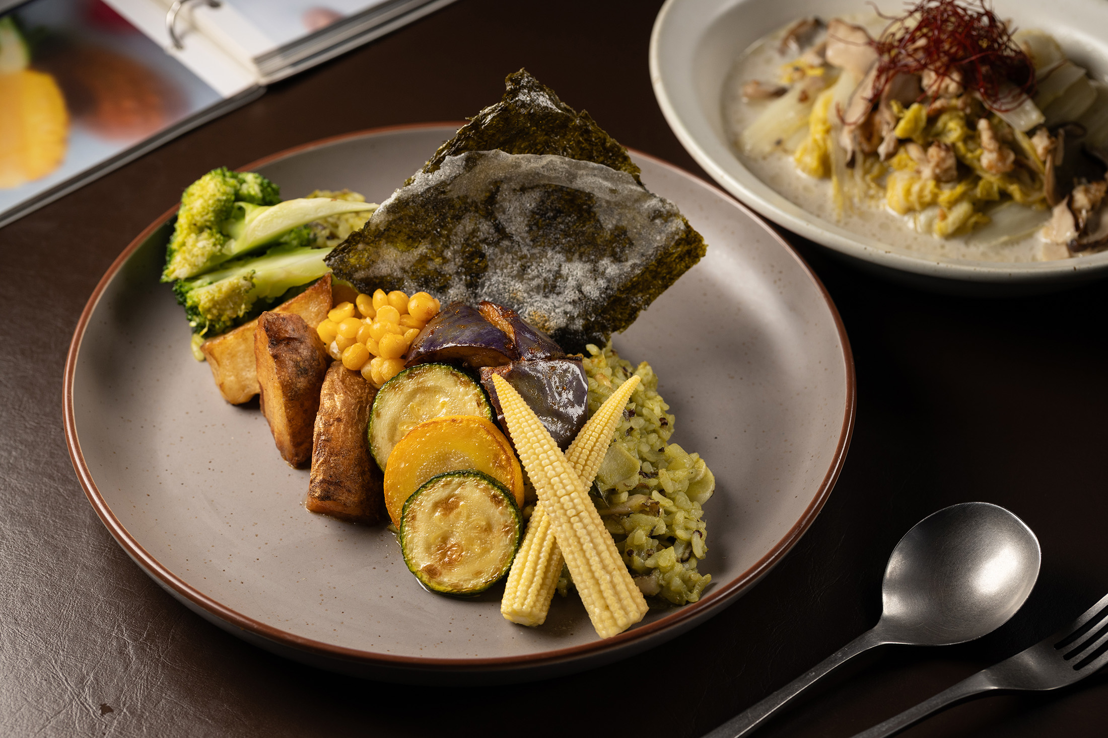 「蘑菇黃扁豆綠咖哩燉飯」用薑黃、豆奶與香料燉煮米飯,搭配自製綠咖哩與野菇、黃扁豆,層次豐富。(480元/份)