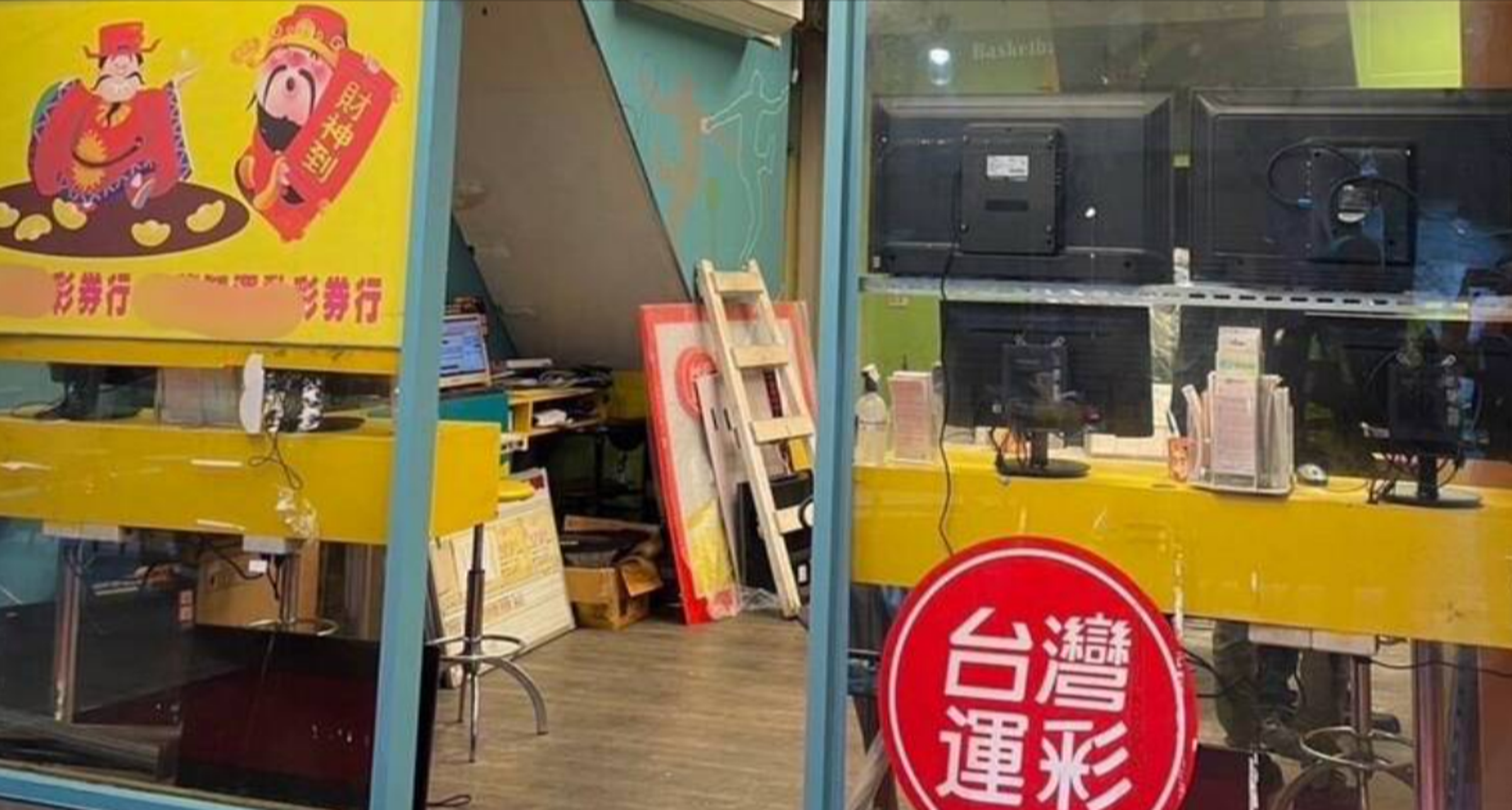 基隆市仁四路一家彩券行今天上午遭人持刀搶劫。(翻攝畫面)