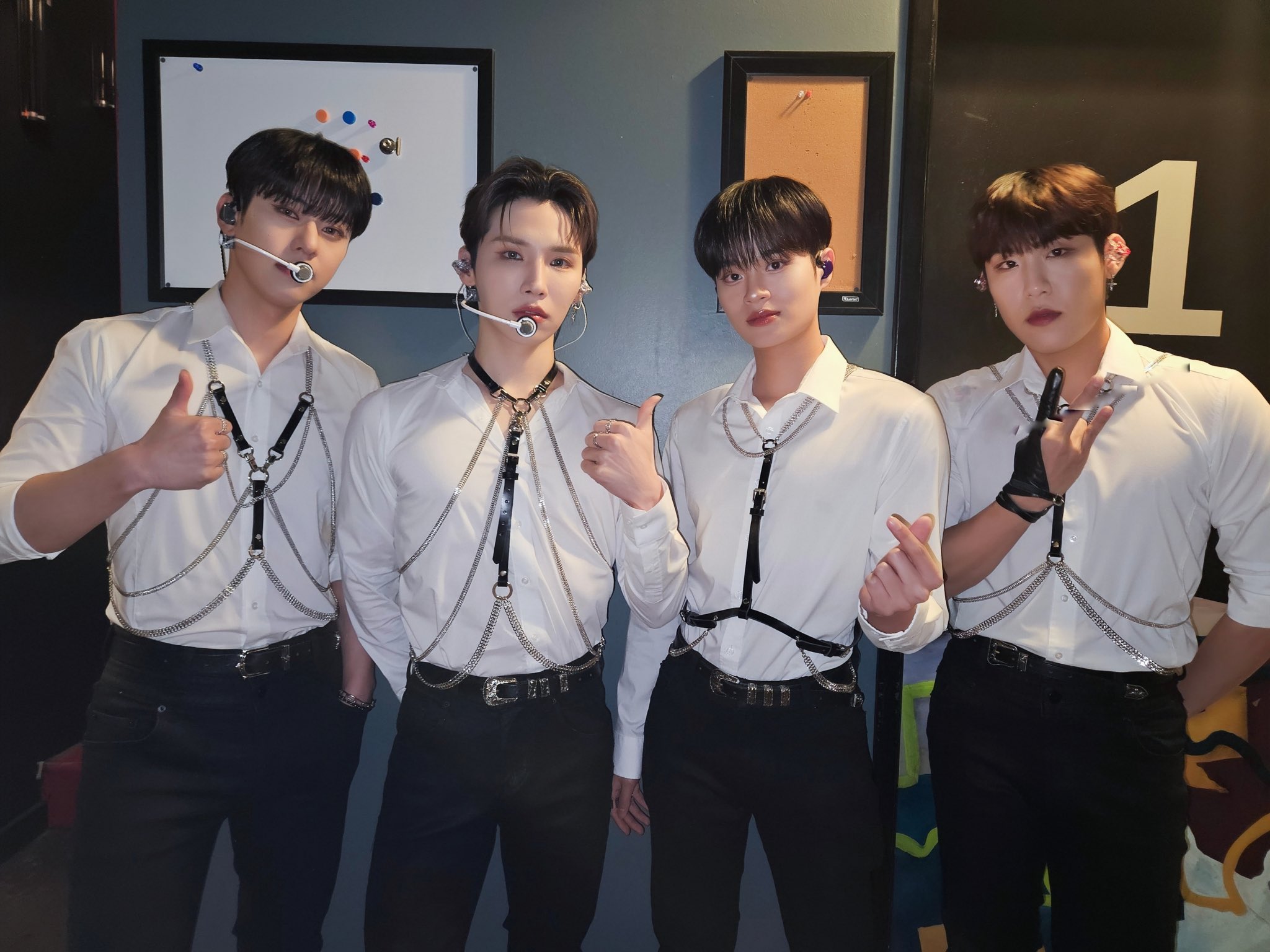 AB6IX前陣子忙美洲巡演,祐鎮(右一)的生日也是在美國慶生。(翻攝AB6IX X)
