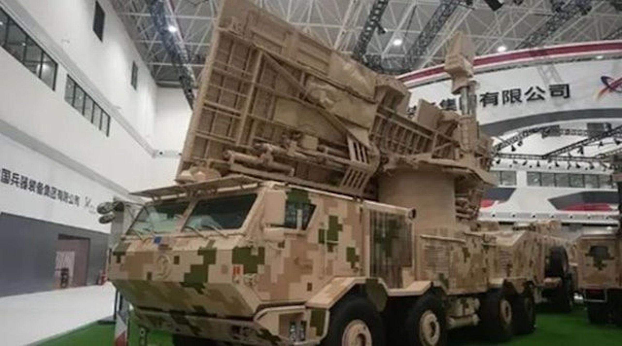 中共黑科技微波武器「颶風3000」橫空出世，宣稱瞬間烤焦3公里內無人機群。（翻自《香港01》）