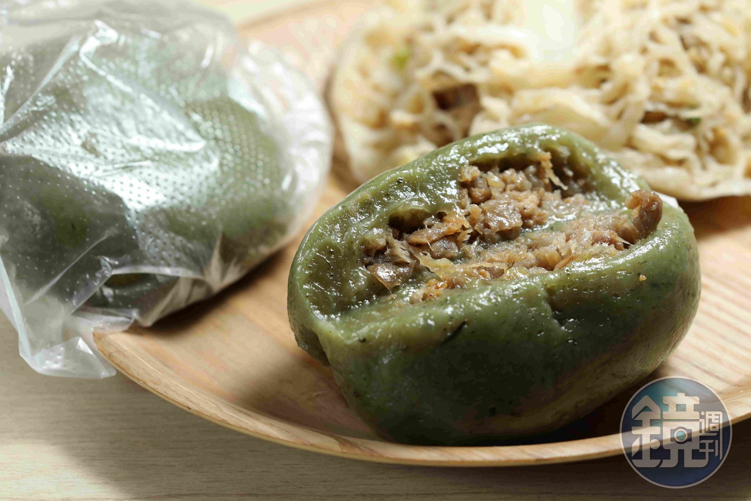 三角店的「綠粄」就是艾草粄,調味跟劉媽媽差異不大,只是粄皮稍厚一點。(40元/個)