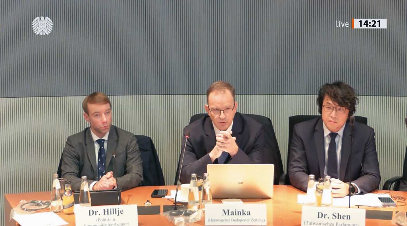 在遭央視發布「7分鐘紀錄片」並遭中共威脅全球抓捕後，沈伯洋（右1）決定親自出席德國國會作證。（翻攝Deutscher Bundestag）