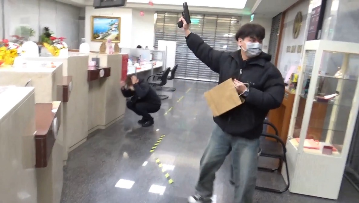 警方模擬歹徒搶銀行。（警方提供）