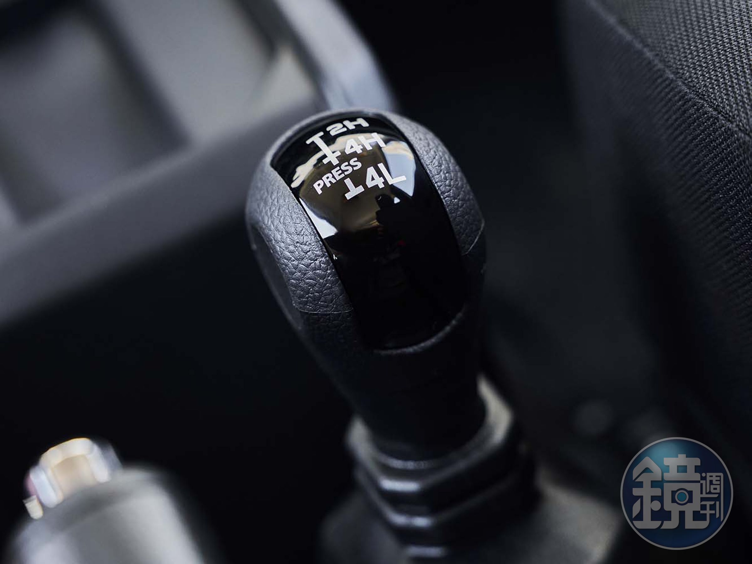 車輛具備四輪傳動與加力箱，可達成越野功能。