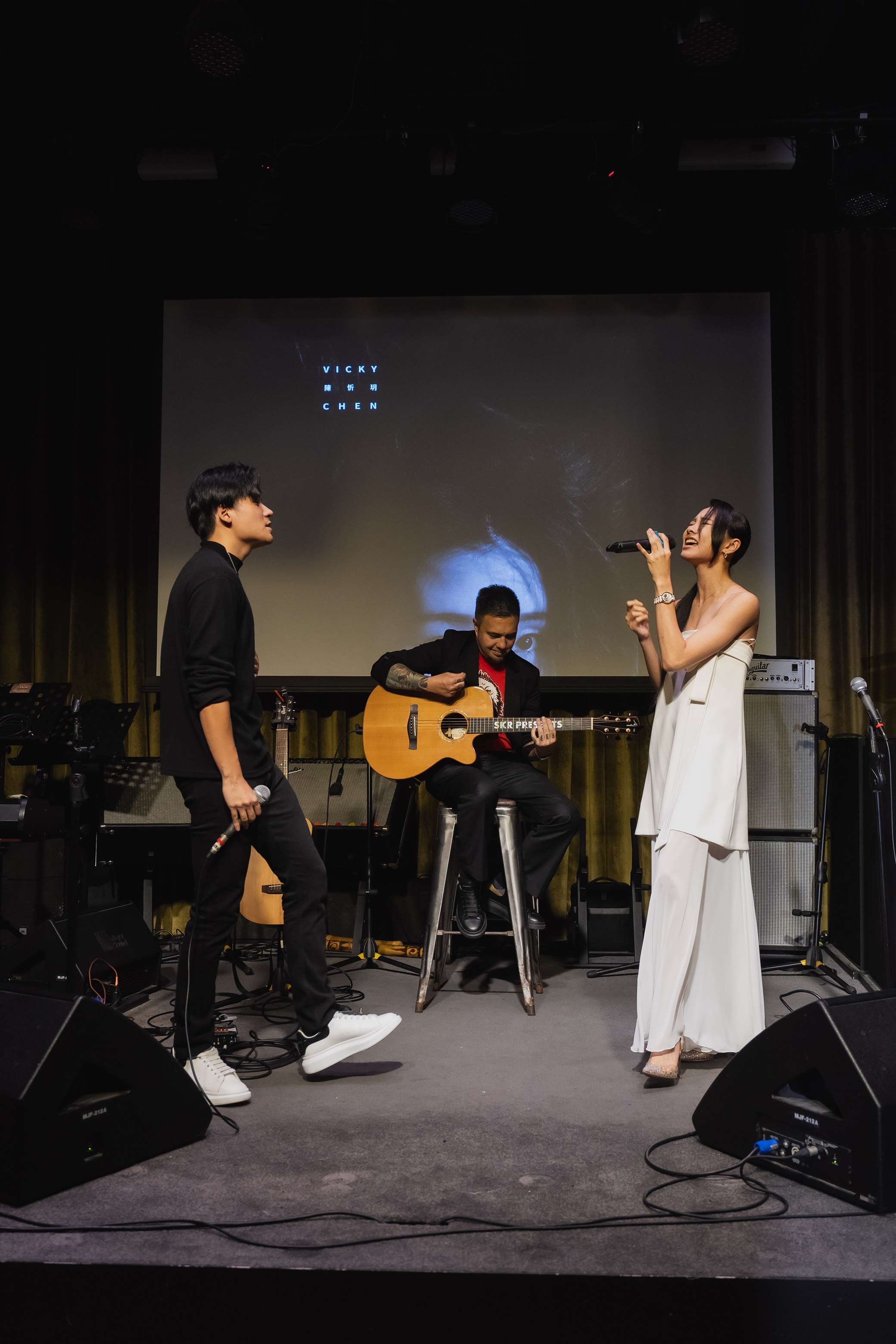 陳忻玥有一次校園演唱時聲音唱不出來,必須唱的很大力,甚至會到破音程度。(陶山音樂提供)