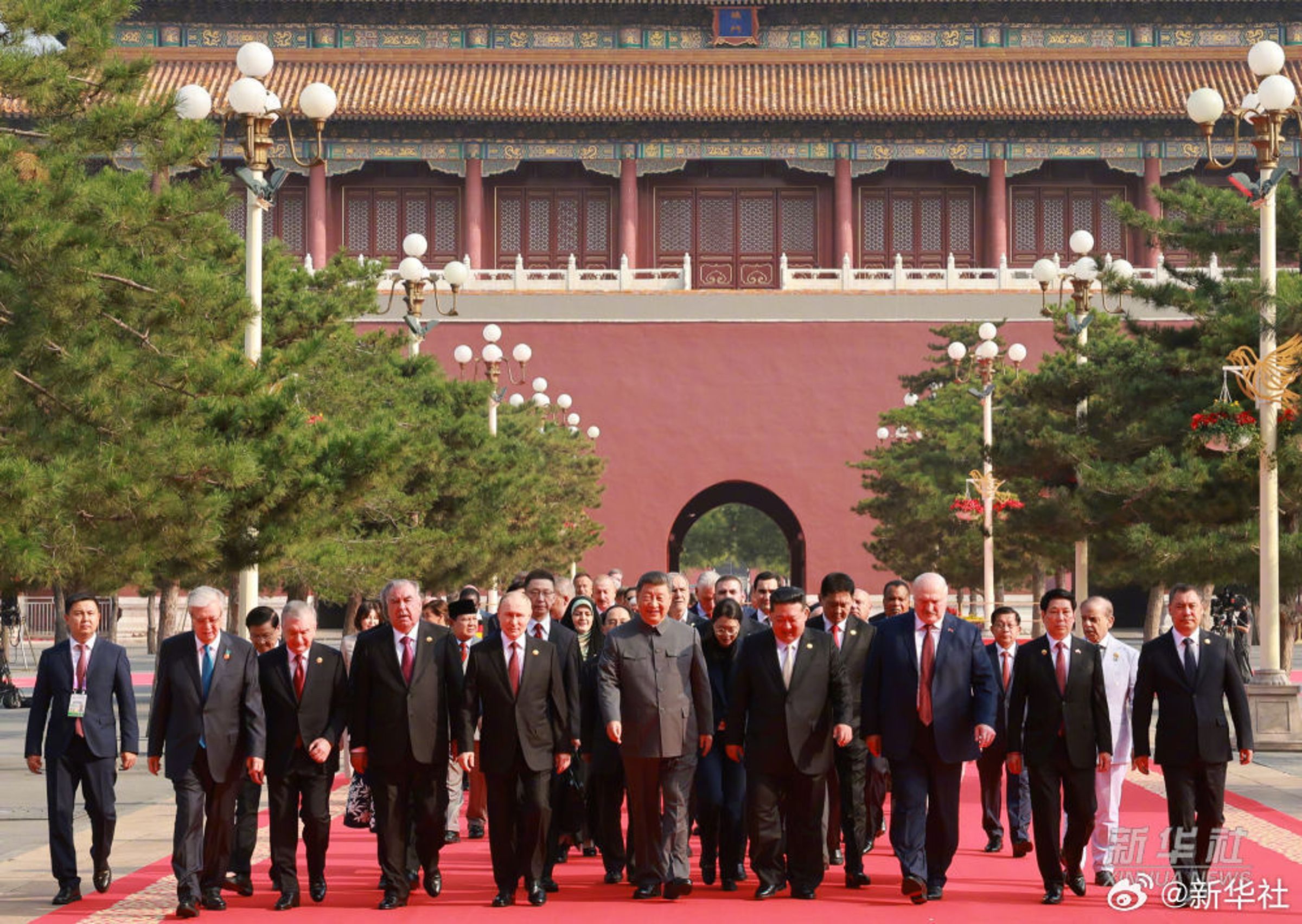 習近平與俄羅斯總統普丁、北韓領導人金正恩等各國元首一同現身在天安門城樓。(翻攝自微博@新華社)
