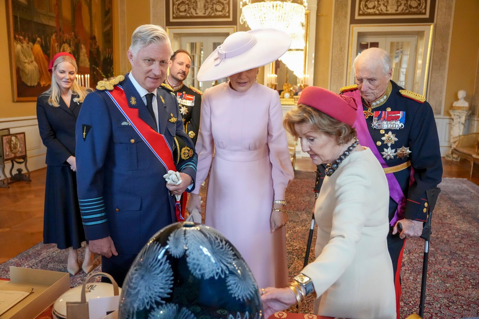 比利時國王、王后出訪挪威，但焦點全被梅特瑪莉特（左一）搶走。（翻攝kongehuset.no）