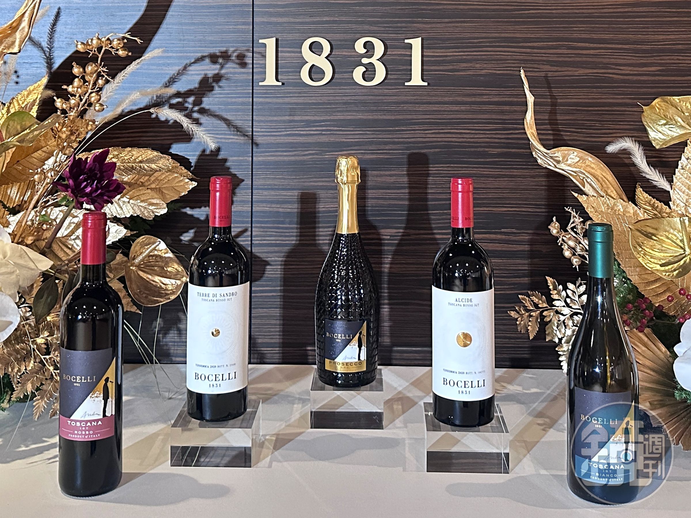 「TOSCANA ROSSO I.G.T.托斯卡尼紅酒」（左起，1,280元／瓶）、「TERRE  DI SANDRO ROSSO I.G.T. 山卓紅酒」（5,980元／瓶）、「PROSECCO D.O.C. EXTRA-DRY頂級普羅賽克氣泡酒」（1,680元／瓶）、「ALCIDE  ROSSO I.G.T. 阿爾奇德紅酒」（4,980元／瓶）與「TOSCANA BIANCO I.G.T.托斯卡尼白酒」（1,280元／瓶）。
