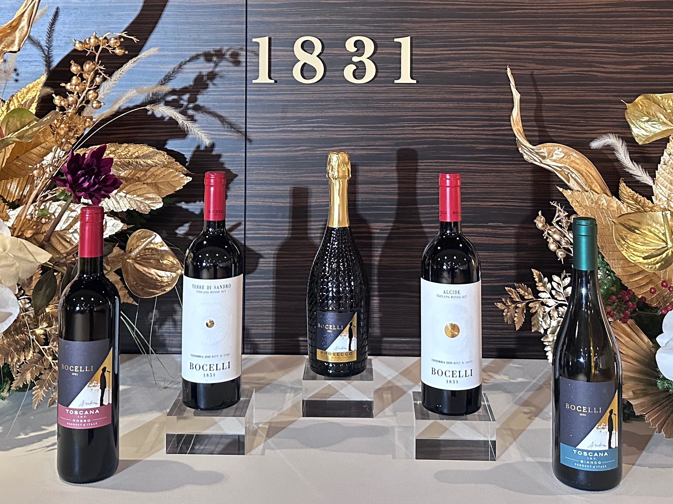 「TOSCANA ROSSO I.G.T.托斯卡尼紅酒」（左起，1,280元／瓶）、「TERRE  DI SANDRO ROSSO I.G.T. 山卓紅酒」（5,980元／瓶）、「PROSECCO D.O.C. EXTRA-DRY頂級普羅賽克氣泡酒」（1,680元／瓶）、「ALCIDE  ROSSO I.G.T. 阿爾奇德紅酒」（4,980元／瓶）與「TOSCANA BIANCO I.G.T.托斯卡尼白酒」（1,280元／瓶）。