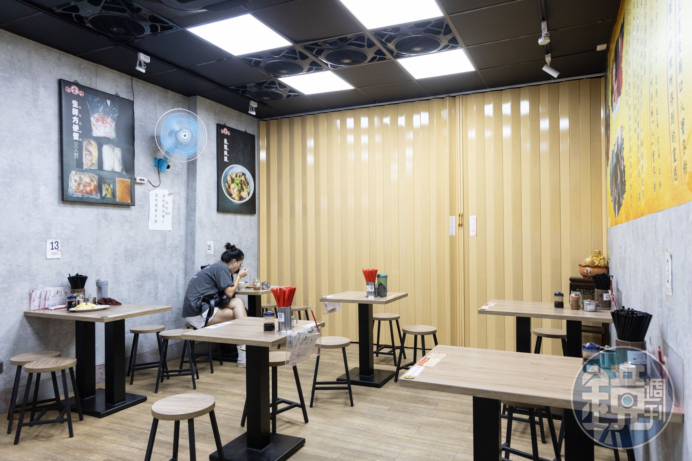 金茶壺八寶冬粉的內用空間明亮潔淨。