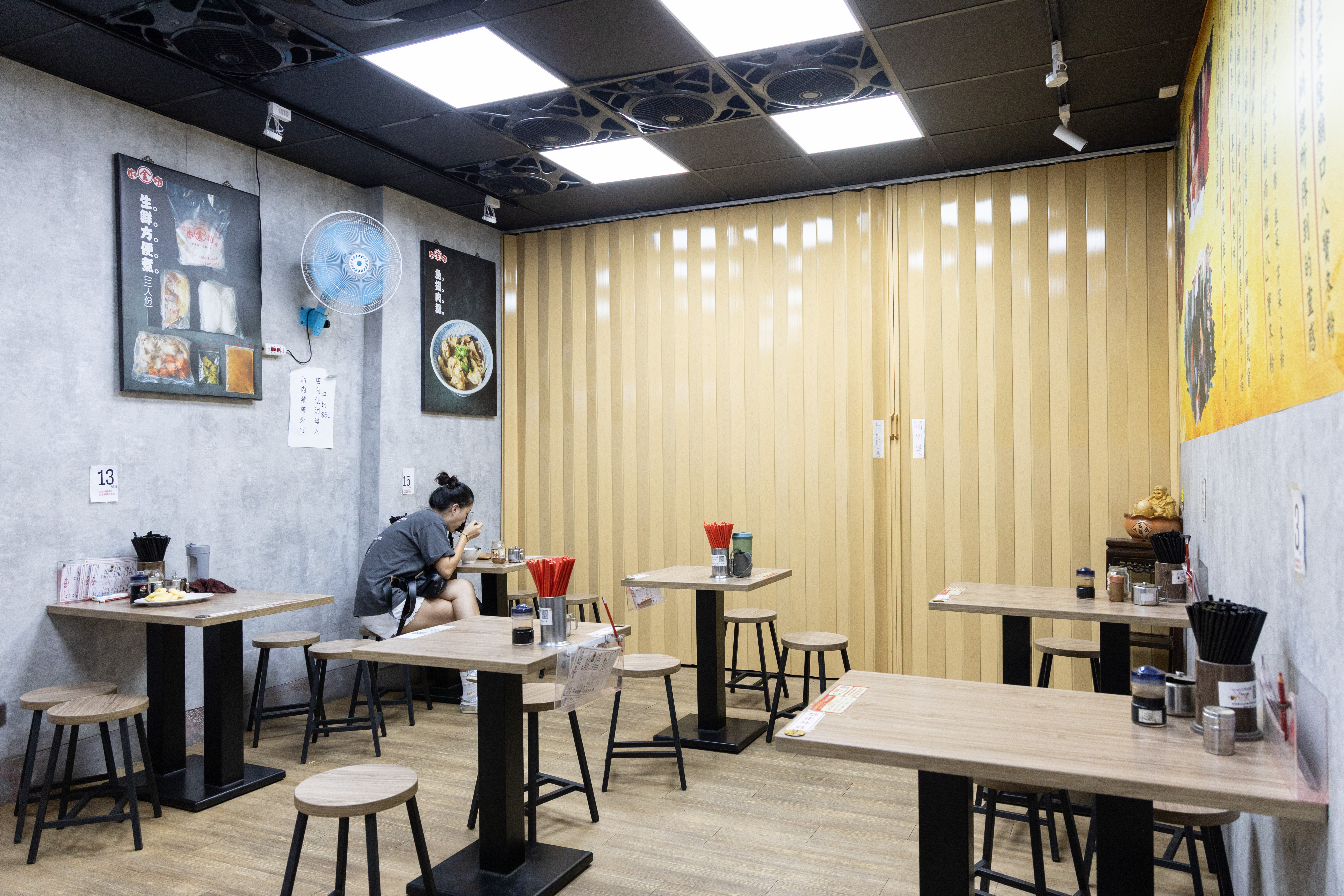 金茶壺八寶冬粉的內用空間明亮潔淨。