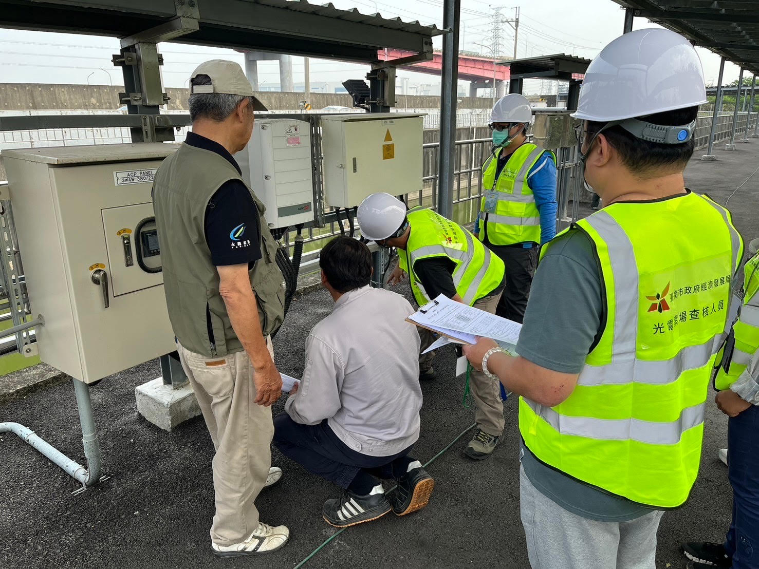 黃偉哲要求市府團隊加強光電案場稽核,監督光電案場確實依法建置。(台南市政府提供)