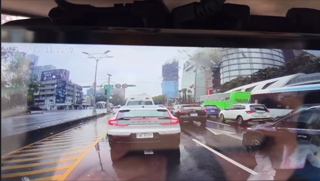 台中新光三越爆炸瞬間驚悚影片曝光！疑4人瞬間被炸出。（翻自《花蓮新聞網》）