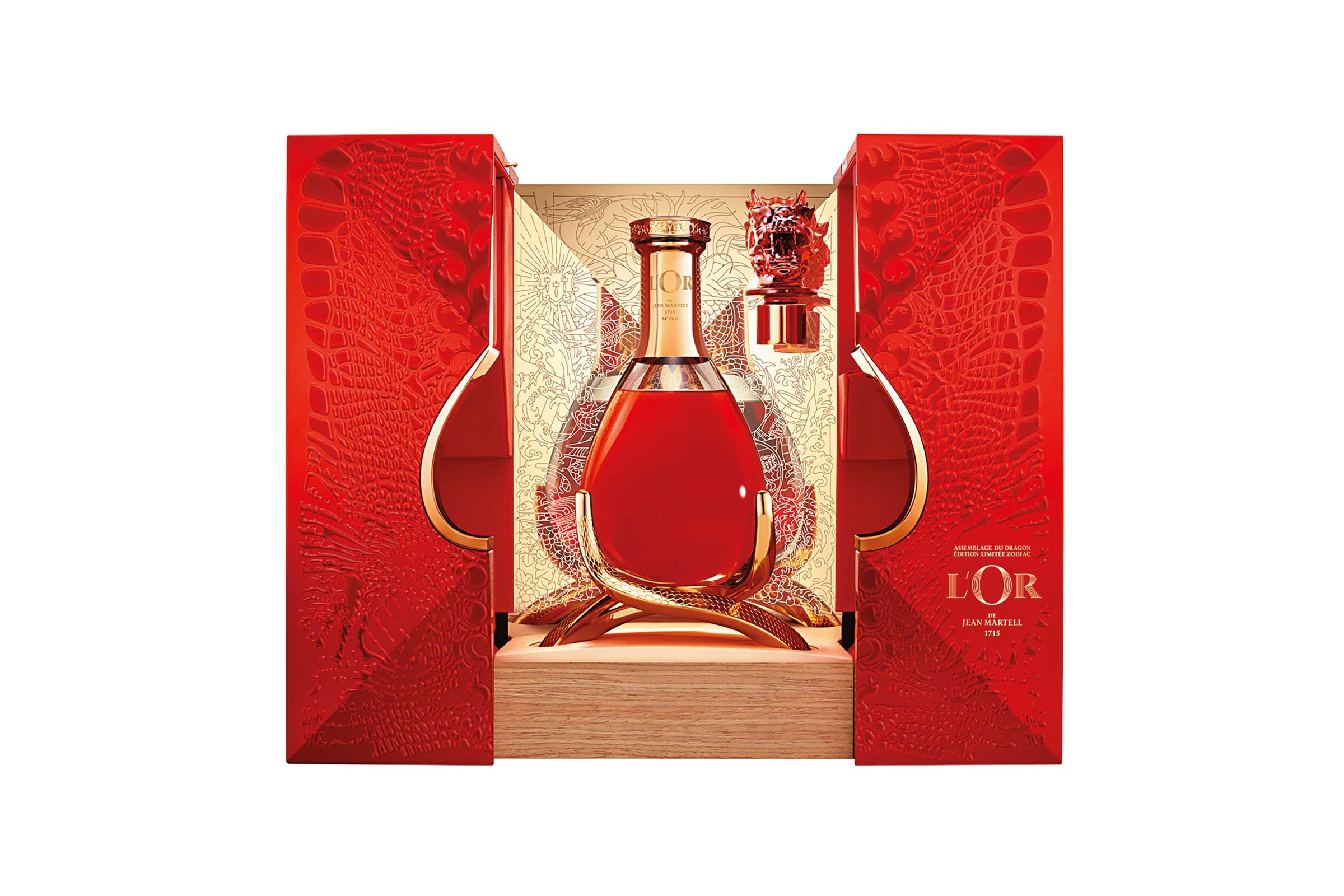 「馬爹利金王之尊2024龍年限定款」，赤紅禮盒以浮雕龍甲紋路包覆，金碧輝煌的盒壁雕繪著葡萄藤、橡木桶，以及象徵馬爹利精神的雨燕，宛如一款華麗絕美的藝術巔峰之作。