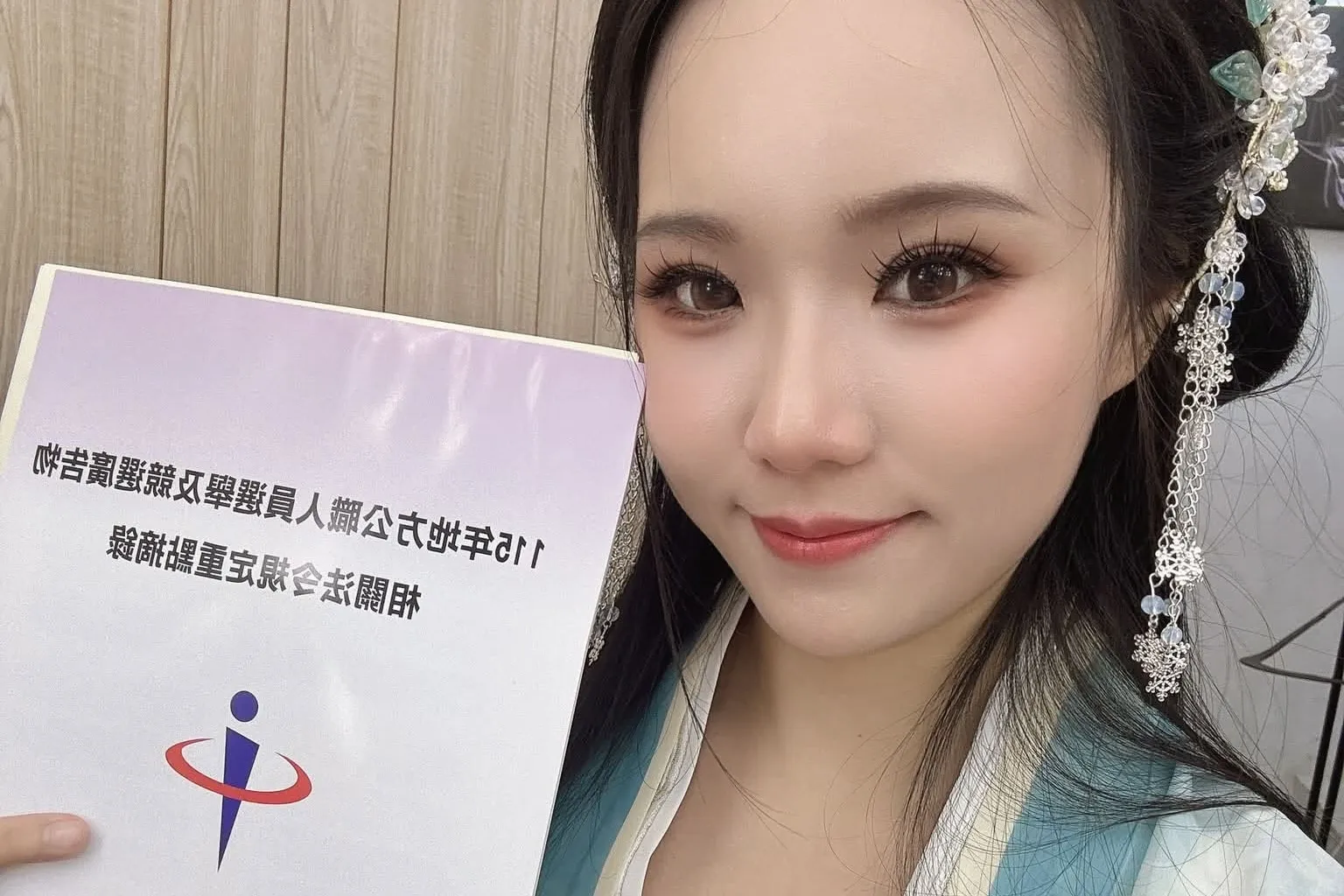 性感女模選桃議員！穿古裝完成登記　小商人預告「整頓霸凌」8大戲碼