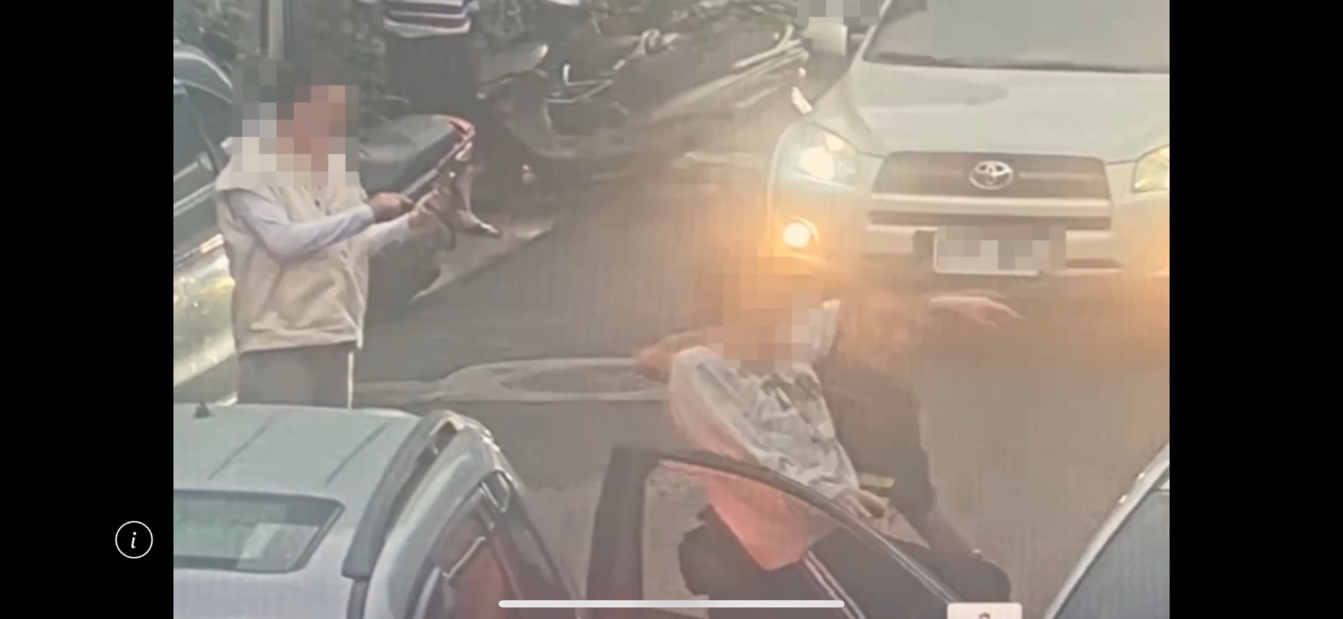 警方將詐團監控成員及開車接應的車手壓制逮捕。(翻攝畫面)