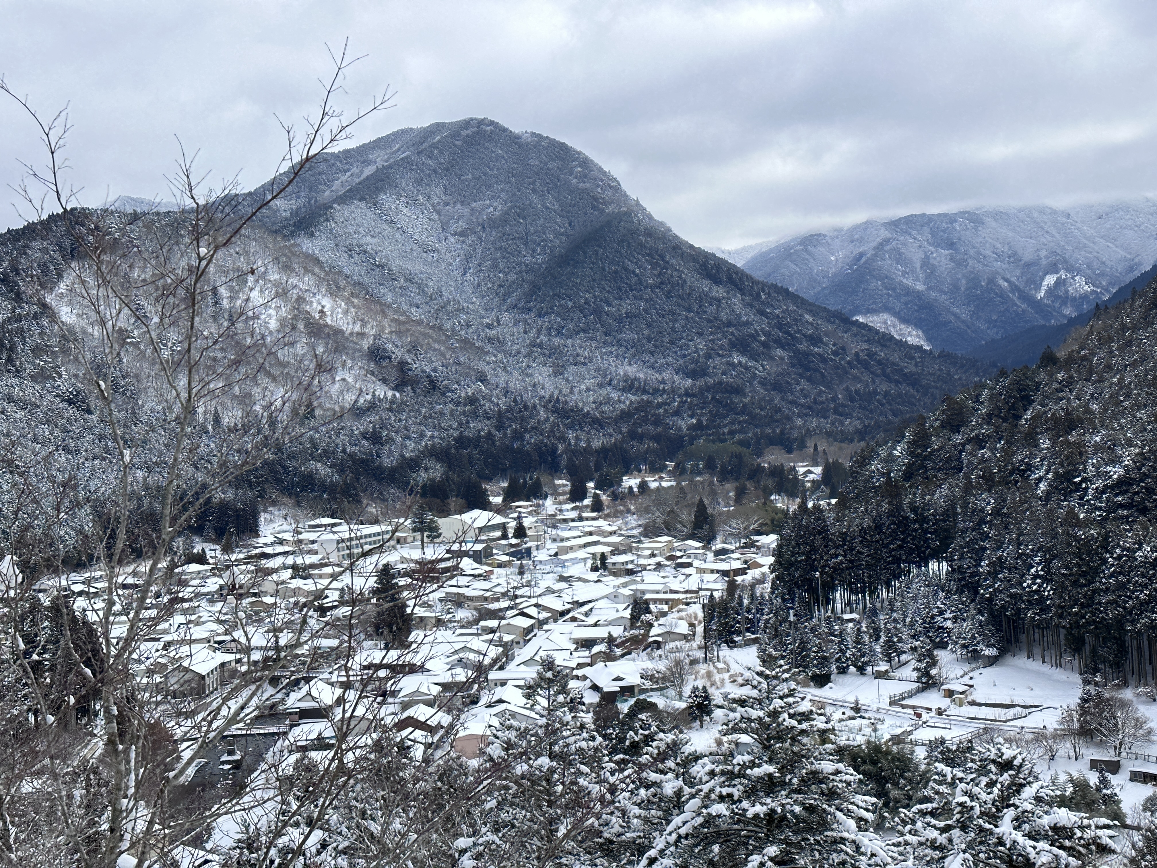 天川村擁有傳統的浴道文化，擁有古老神社與寺廟，冬天可眺望雪景，夏天則是避暑勝地。