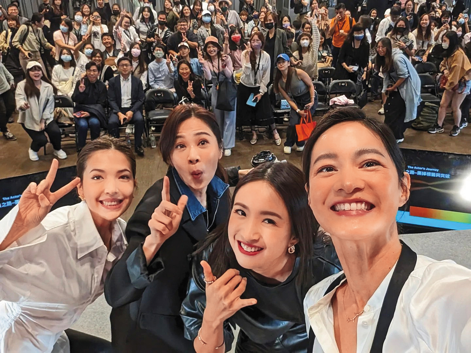 Janet(右起)曾主持「演員之路—撕掉標籤與突破」論壇與影后級女星林依晨、謝盈萱、許瑋甯相見歡。(翻攝自Janet謝怡芬臉書)