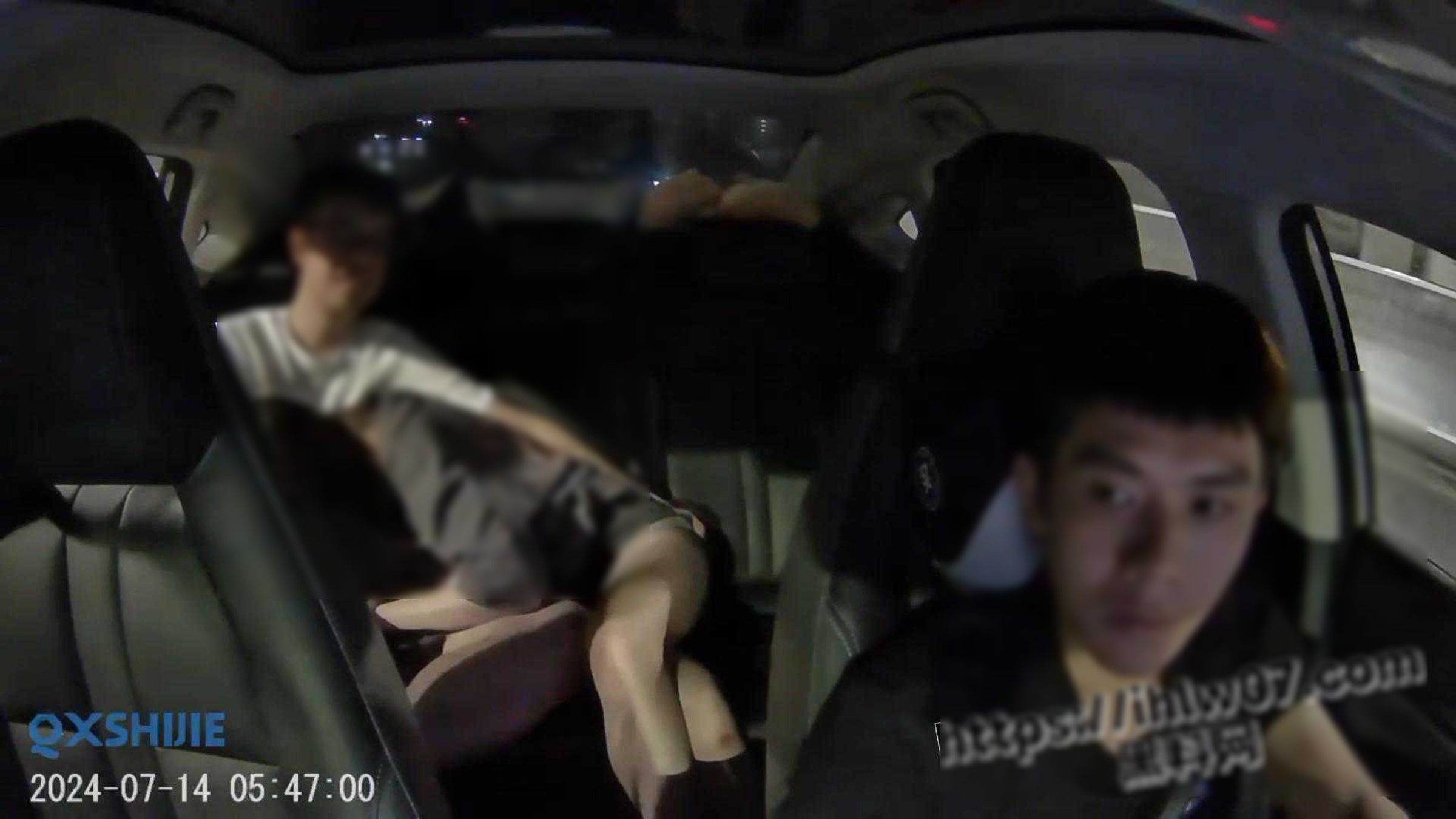 開車的老司機，則是顯得相當專心，按照導航指示行進。（翻自《黑料網》）