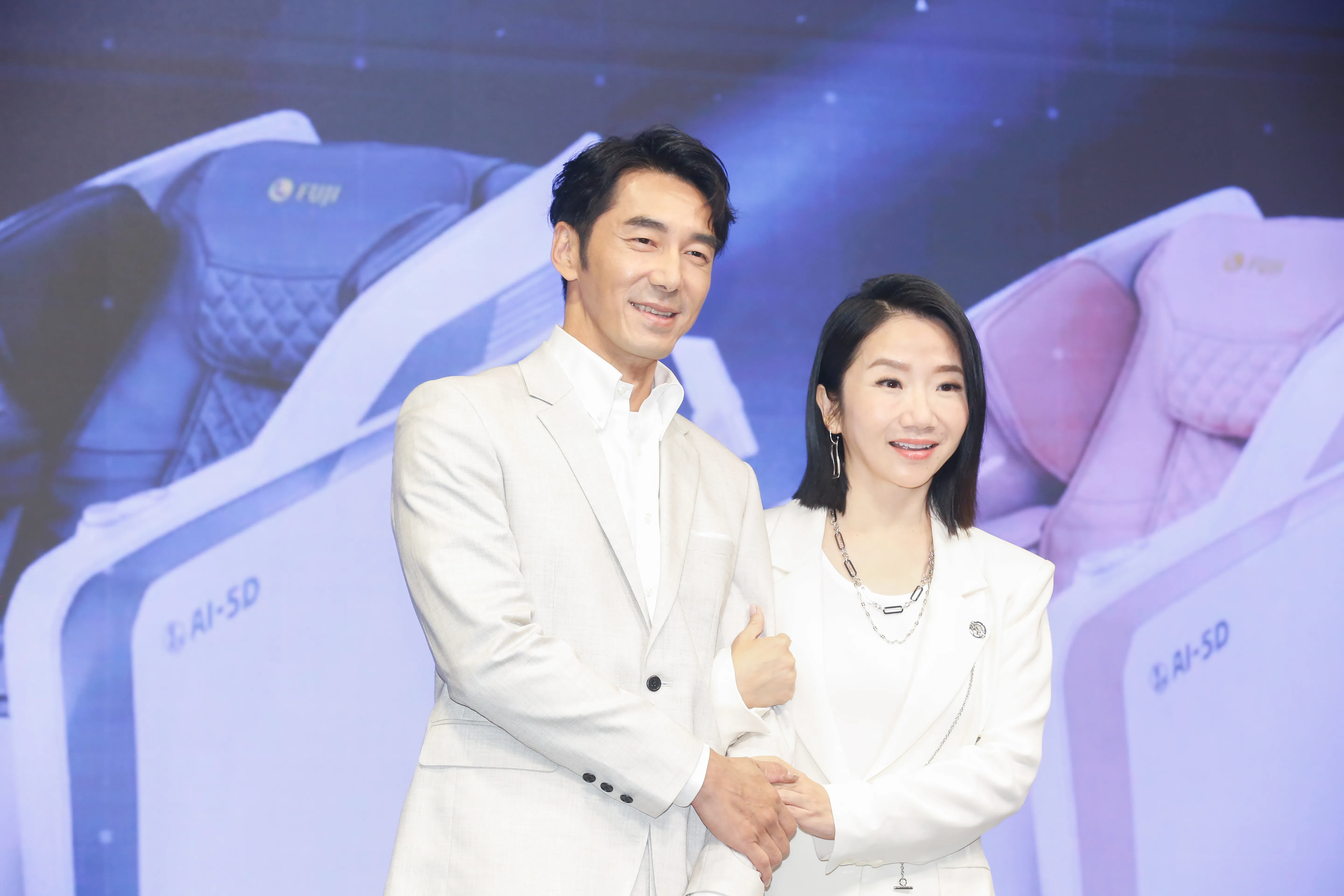 陶晶瑩「按讚蔣萬安」被出征　李李仁護妻：就手殘按到，台灣不是自由民主嗎？