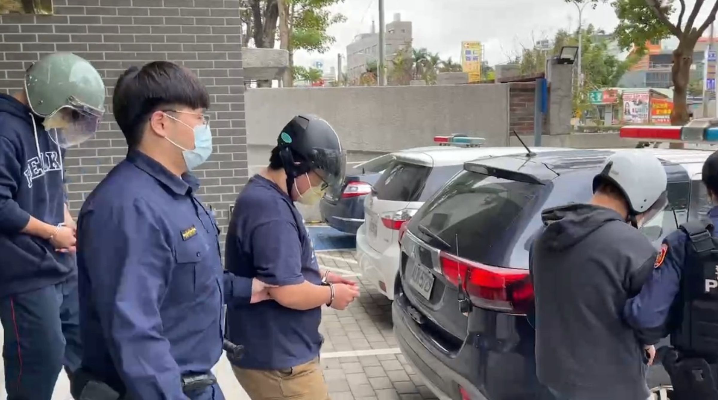 桃園家樂福中原店凌晨火警，竟是3名20多歲的男子玩殺蟲劑噴火釀禍。（翻攝自記者爆料網）
