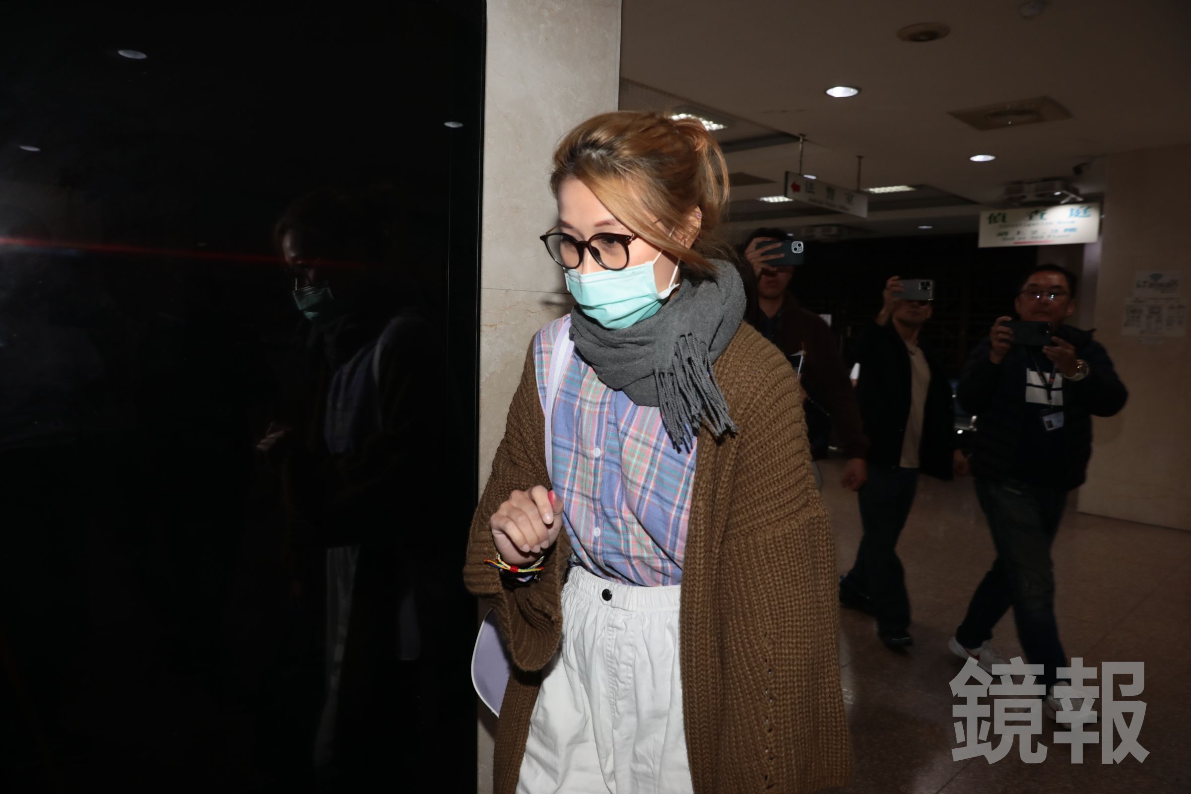 謝幸恩遭檢調約談，戴著口罩不發一語。（鏡報林煒凱攝）