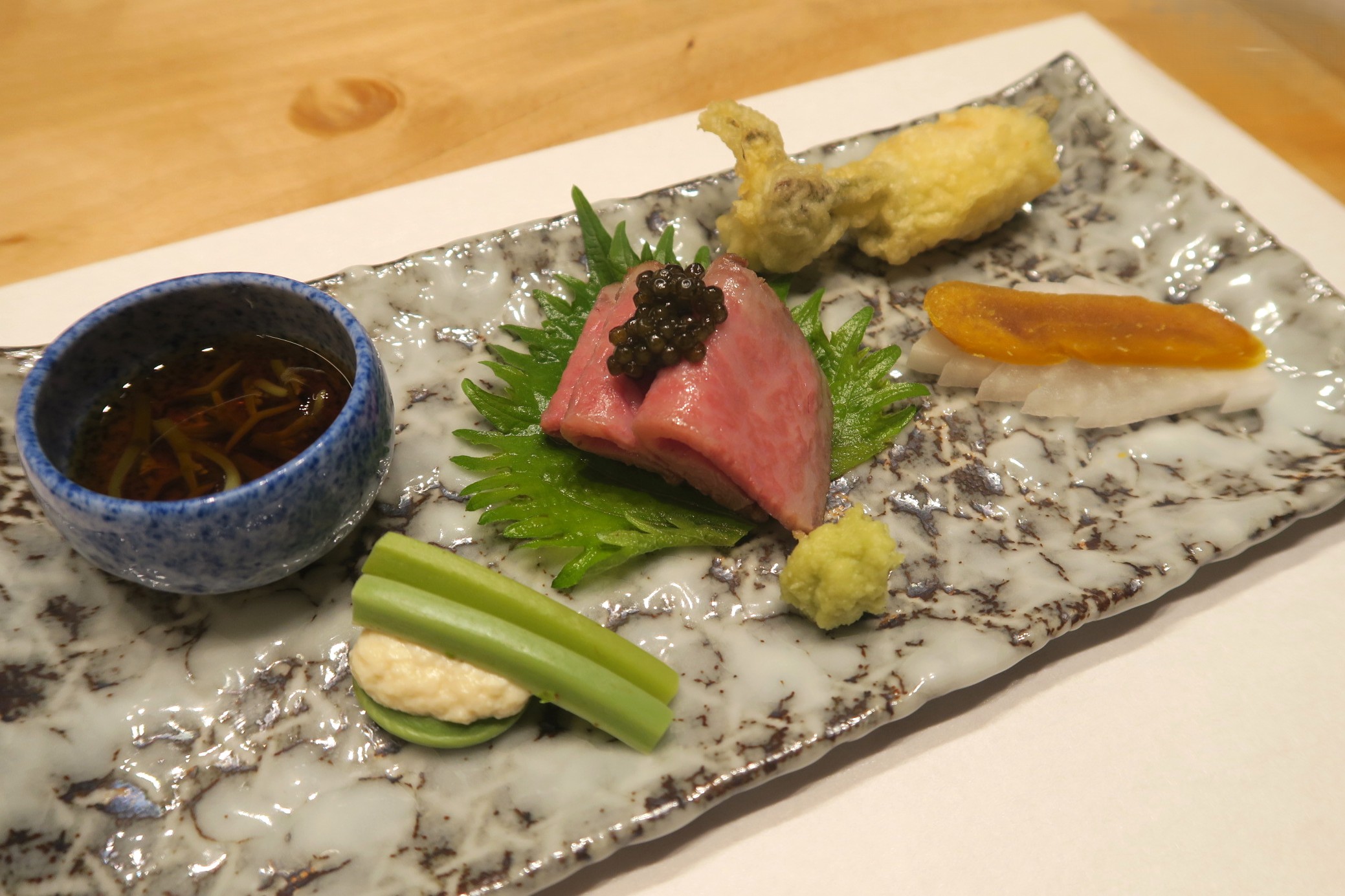 前菜共有5到精緻料理,牛肉還是主角。(壽喜燒特上晚間套餐菜色,19,800日圓/人,約NT$4,063)