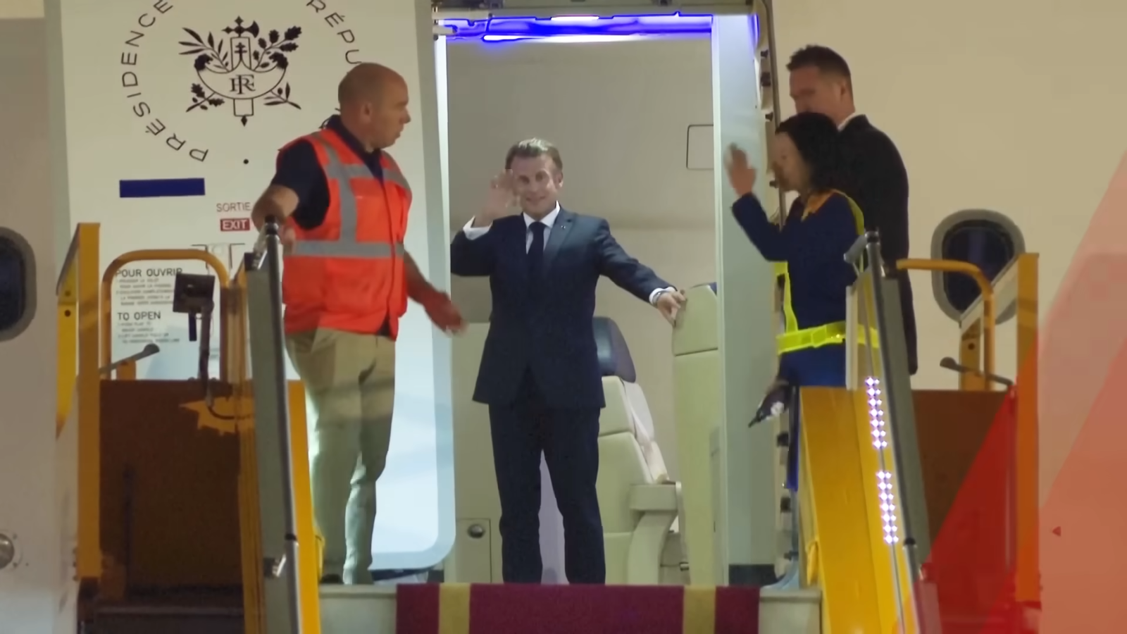 馬克宏被巴臉後立刻恢復鎮定，向守候在旁的媒體打招呼。（翻攝自YouTube）