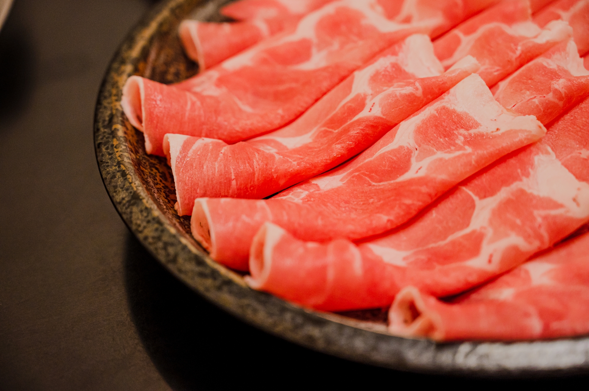 桃園兩家食品廠被查出產品原產地標示不實，進口美豬重製的肉片已銷往下游業者。（示意圖，Photo-AC）