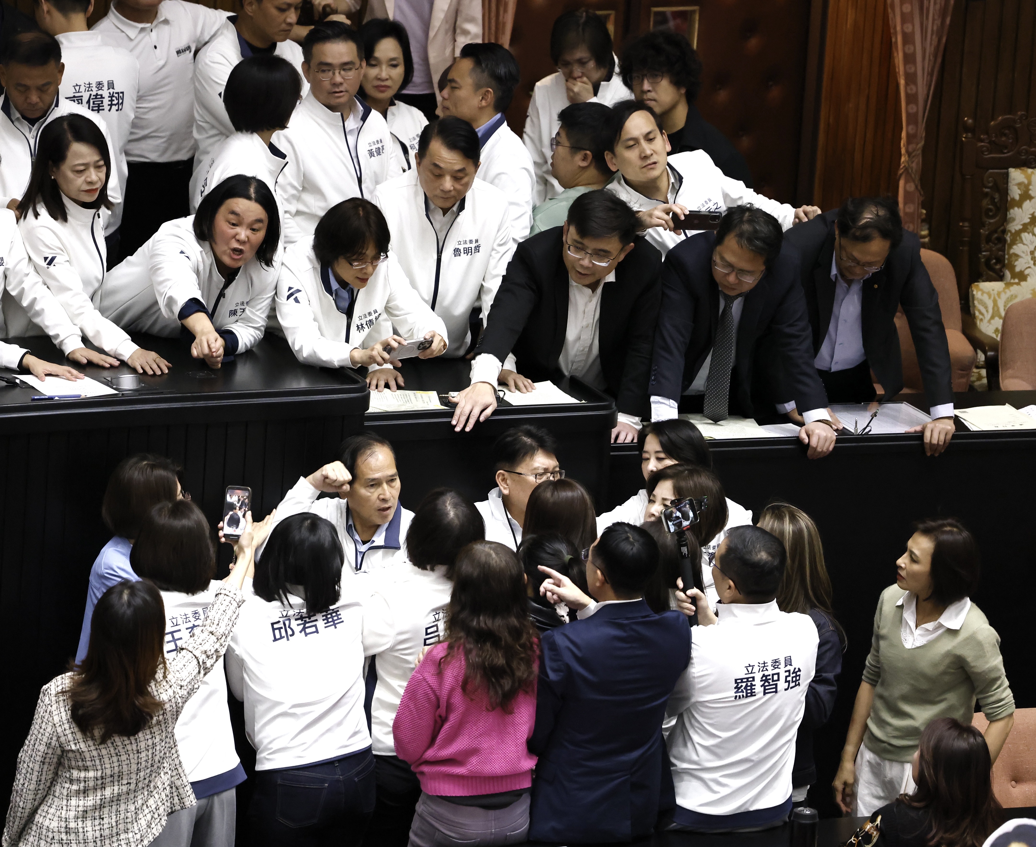立法院今日未審查《選罷法》使朝野爆發肢體衝突，鄭天財脫口「戒嚴是為了保護台灣！」讓現場譁然。