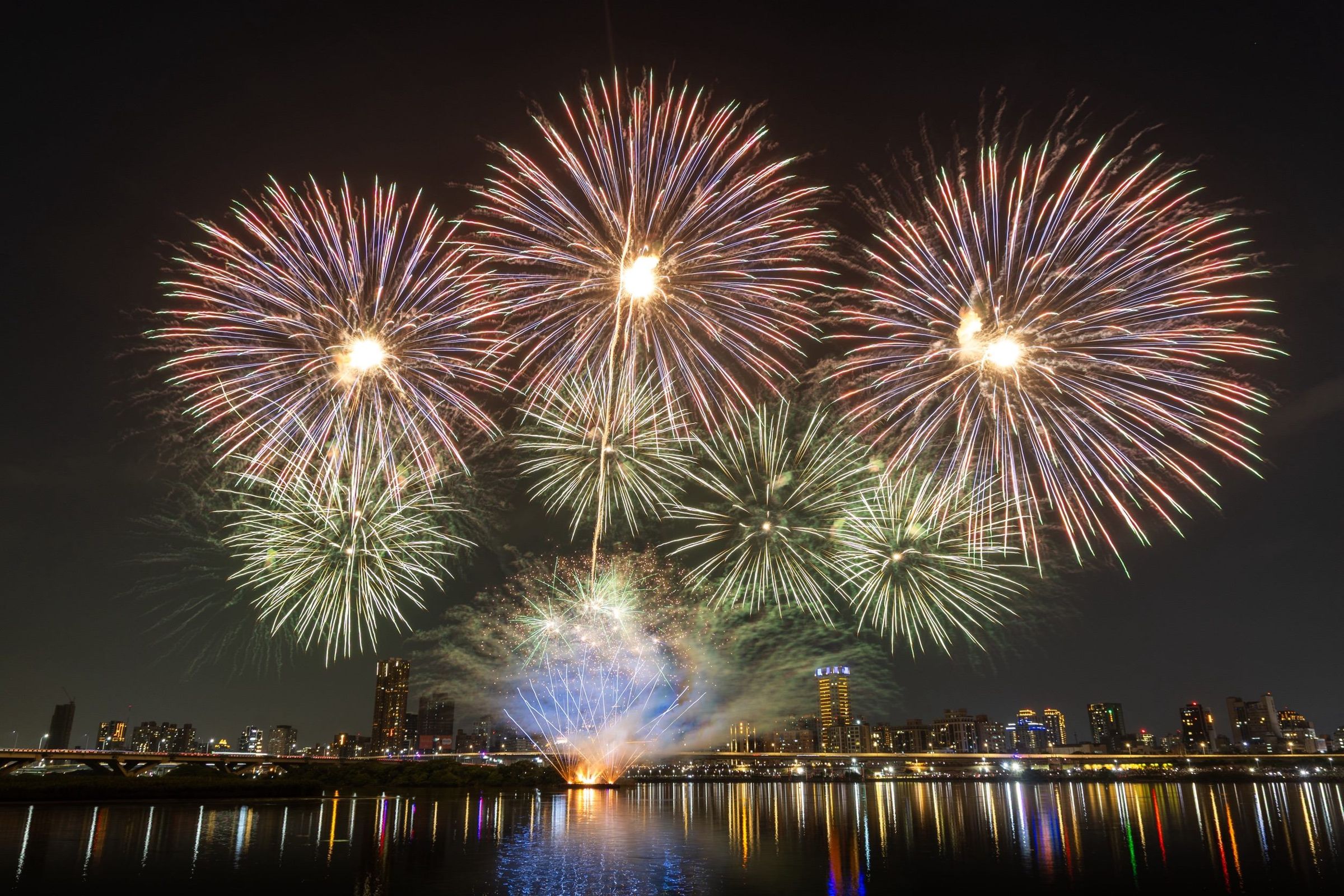 大稻埕夏日節8月起在大稻埕碼頭與延平河濱碼頭盛大舉辦,不少民眾聚集共賞夏日煙火綻放。(取自台北市觀傳局網頁)