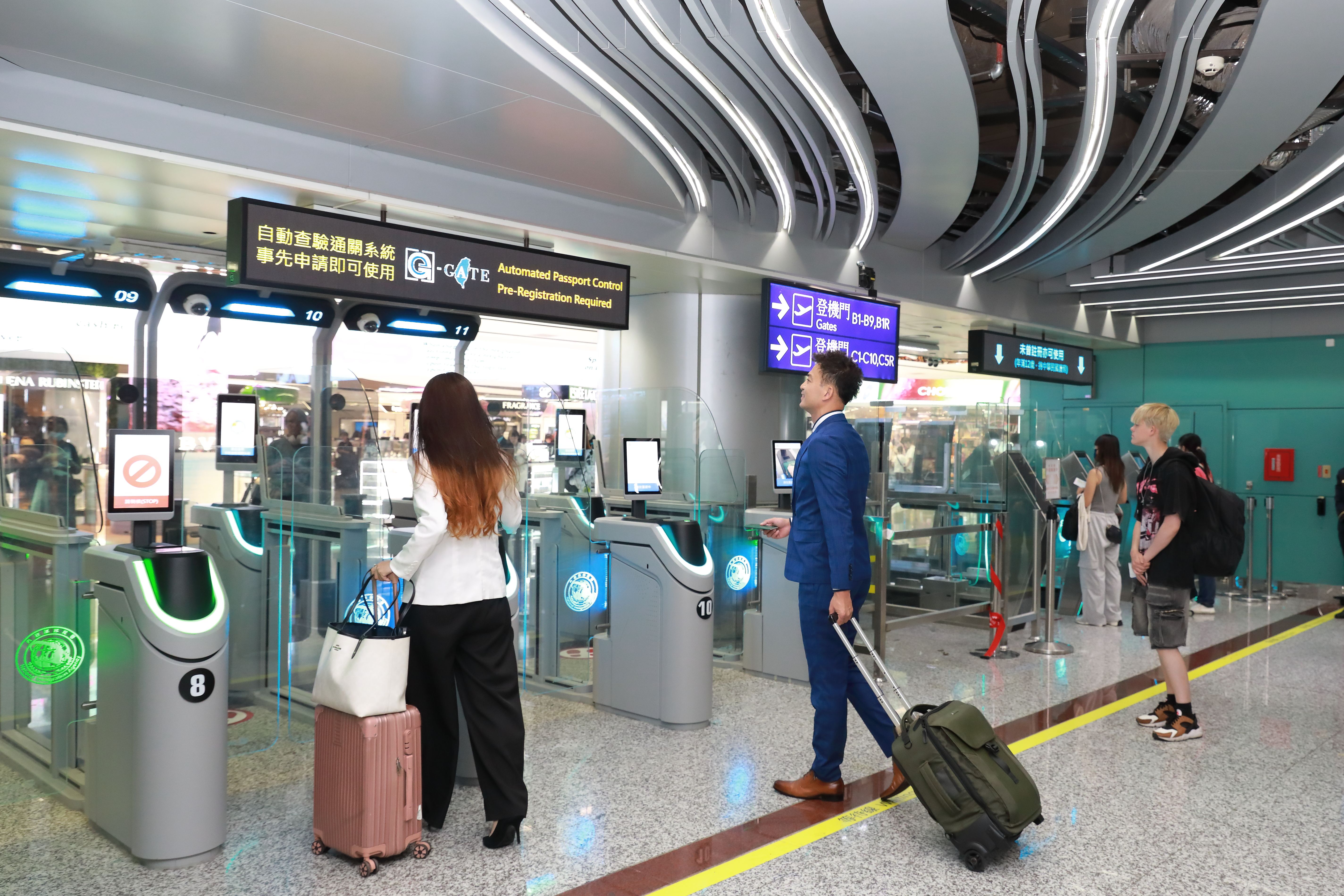 e-Gate第四代自動查驗通關系統,自2025年1月1日起,10歲以上國民均可使用,可直接於通關閘道內註冊後終身有效,歡迎旅客入出境多加使用。(桃機公司提供)