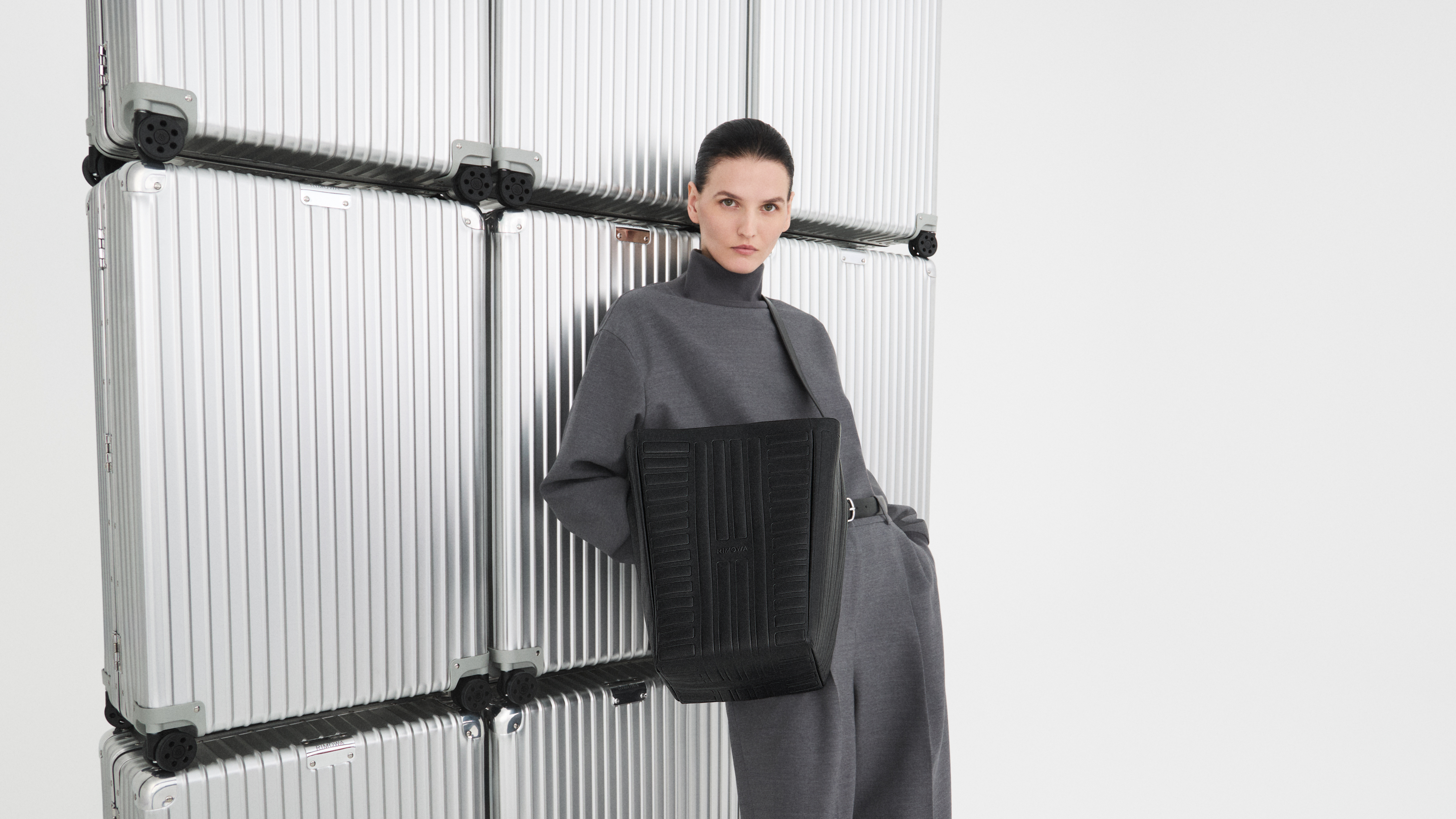 RIMOWA首度推出頂級皮革打造的Groove系列。Sliding Hobo Bag Black黑色單肩包NT$65,100（美之心提供）