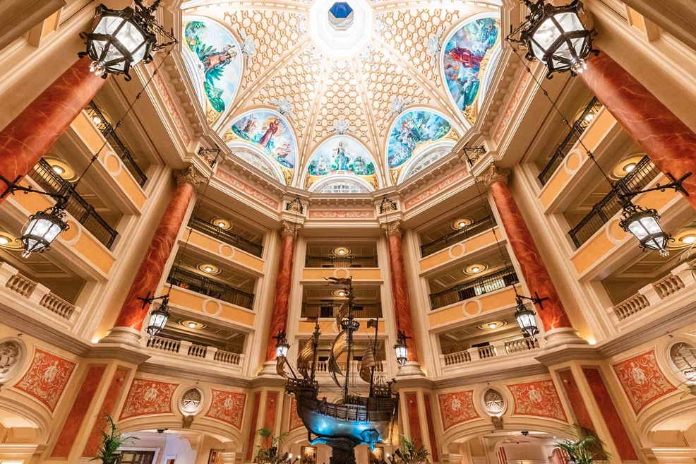 1名男子突然闖入正在舉行活動的宴會廳，並從隨身的後背包中拿出一把長約20公分類似菜刀的刀械。（翻攝自東京迪士尼海洋觀海景大飯店官網）