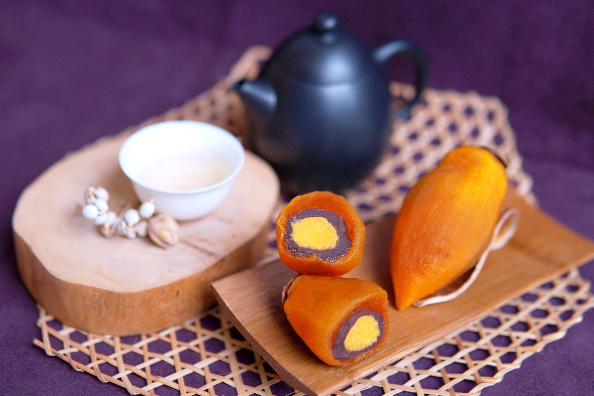 The One以秋天盛產的筆柿與蛋黃酥結合，推出全新的「柿餅蛋黃酥」，讓人嘗到滿滿的秋日豐收滋味。（600元／6入、300元／3入，The One提供）