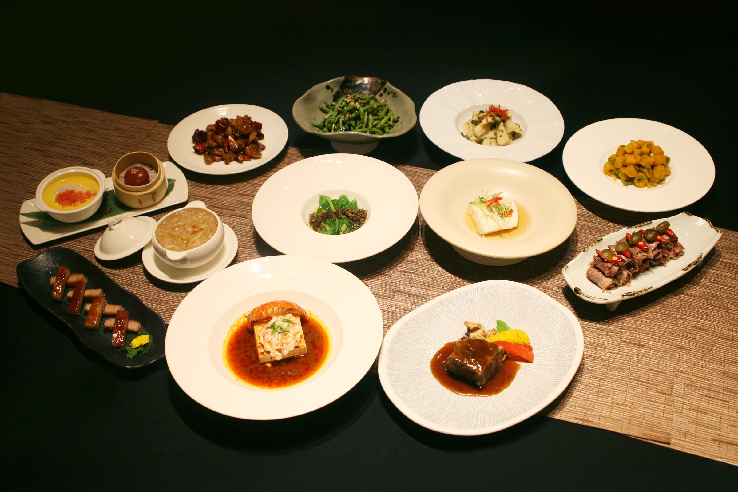 「川粵傳香套餐」菜色包含川粵傳香開胃皿（脆梅牛肉捲／金沙南瓜／蜜汁松阪豚／雪菜雞汁綠筍／欖菜四季豆／宮保雞丁）雪蛤花膠瑤柱羹、麻婆豆腐燒龍蝦尾、國賓牛小排、陳皮蒸圓鱈、梅干蒸芥蘭、雪菜火鴨水晶果、楊枝甘露（套餐NT$2,880＋10%／位）。