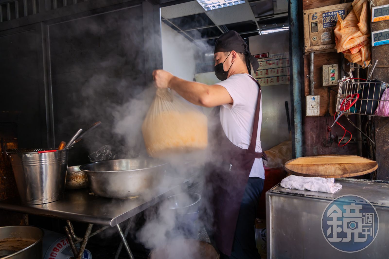 熱騰騰的糯米蒸好了，陳政任馬上拉起來倒進大鍋準備跟配料、醬汁拌勻。