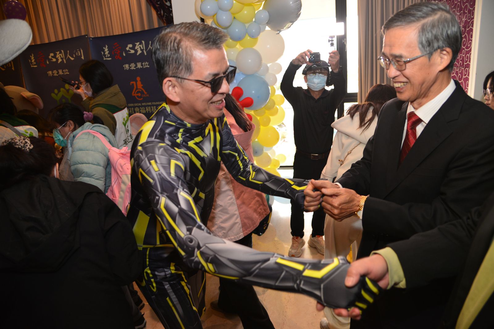 中部最大歲末慈善活動！發起人從叔叔做到變爺爺 累積送出90台交通車