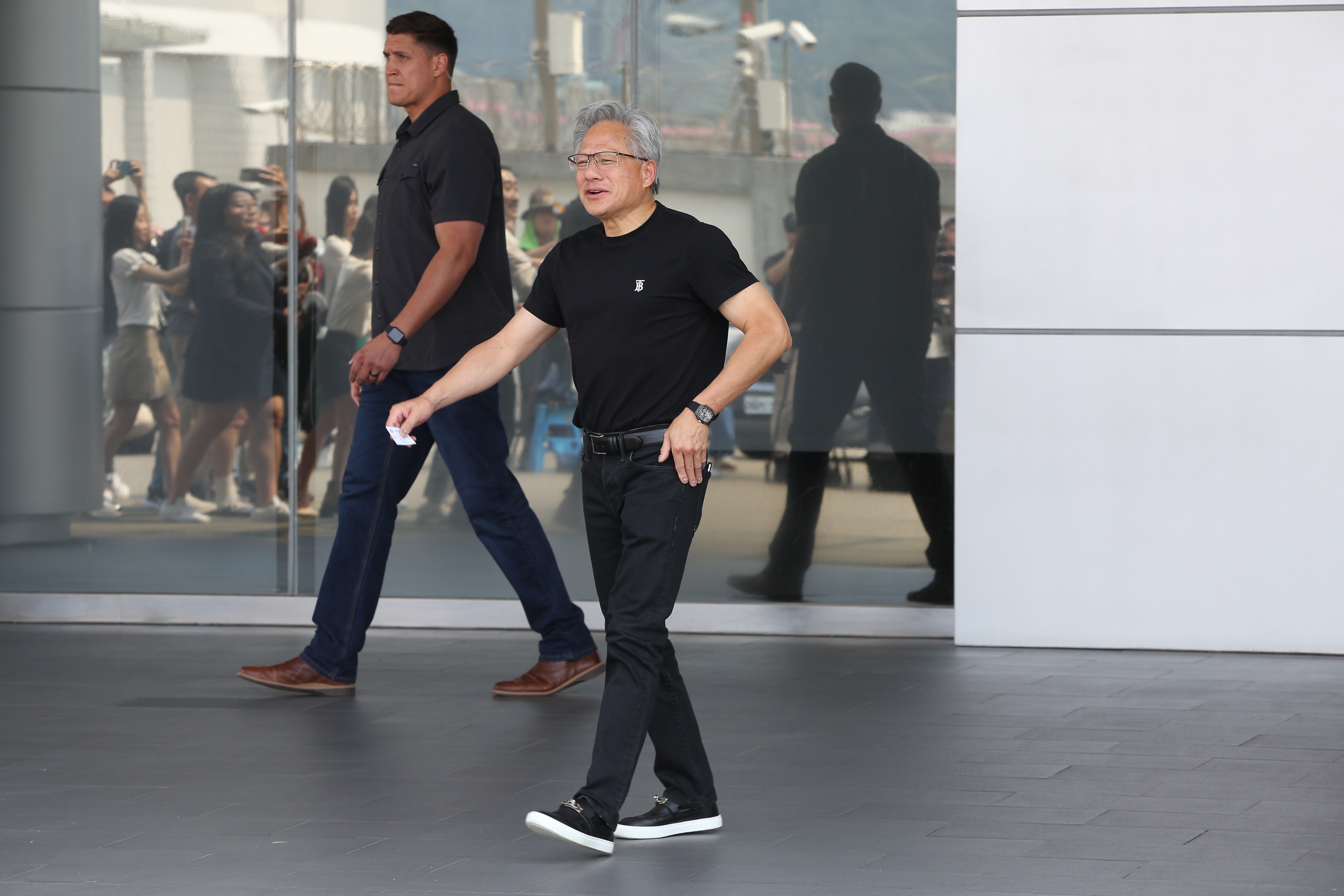 過去宣稱不戴錶的黃仁勳，最近好像變心了，真實原因還有待他本人出面說明。（鏡報新聞網提供）