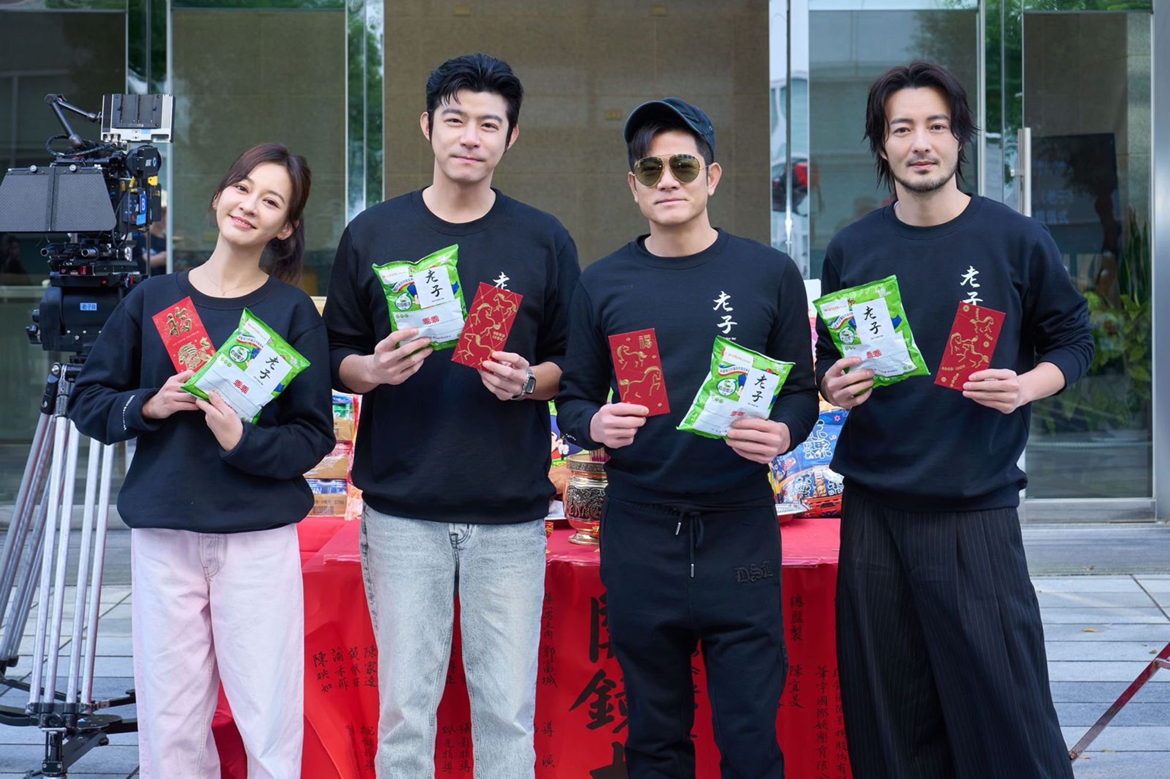 許富翔執導的《老子》,「內舉不避親」地網羅身扛億萬票房的老婆大人陳意涵(左1)演出。其餘右起古斌、郭富城與王柏傑。(網銀國際提供)