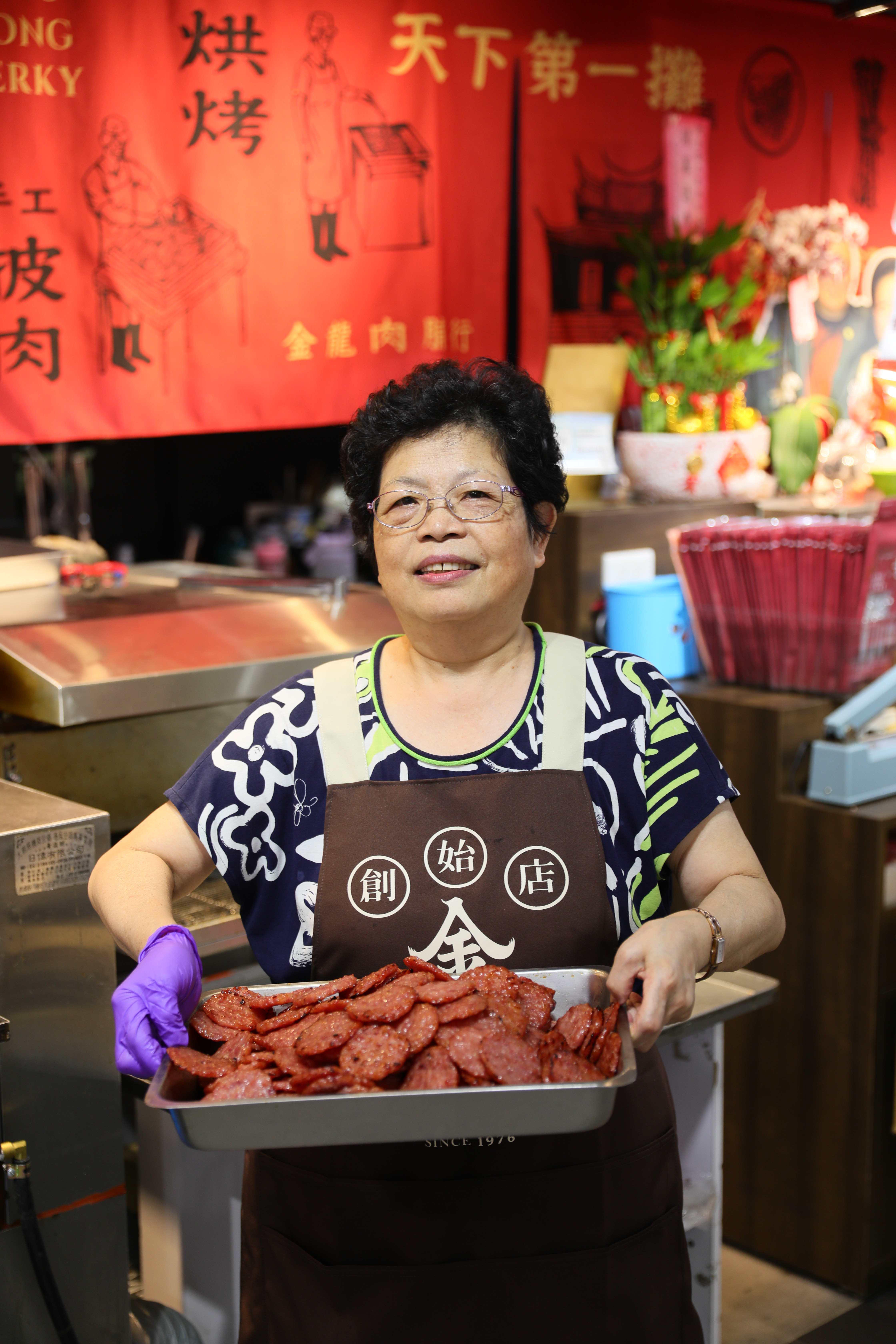 1976年，王欽龍與妻子白玉嬌北漂打拚，於南門市場創立第一間金龍肉脯行，多年來始終堅持以溫體豬肉手工烤製。