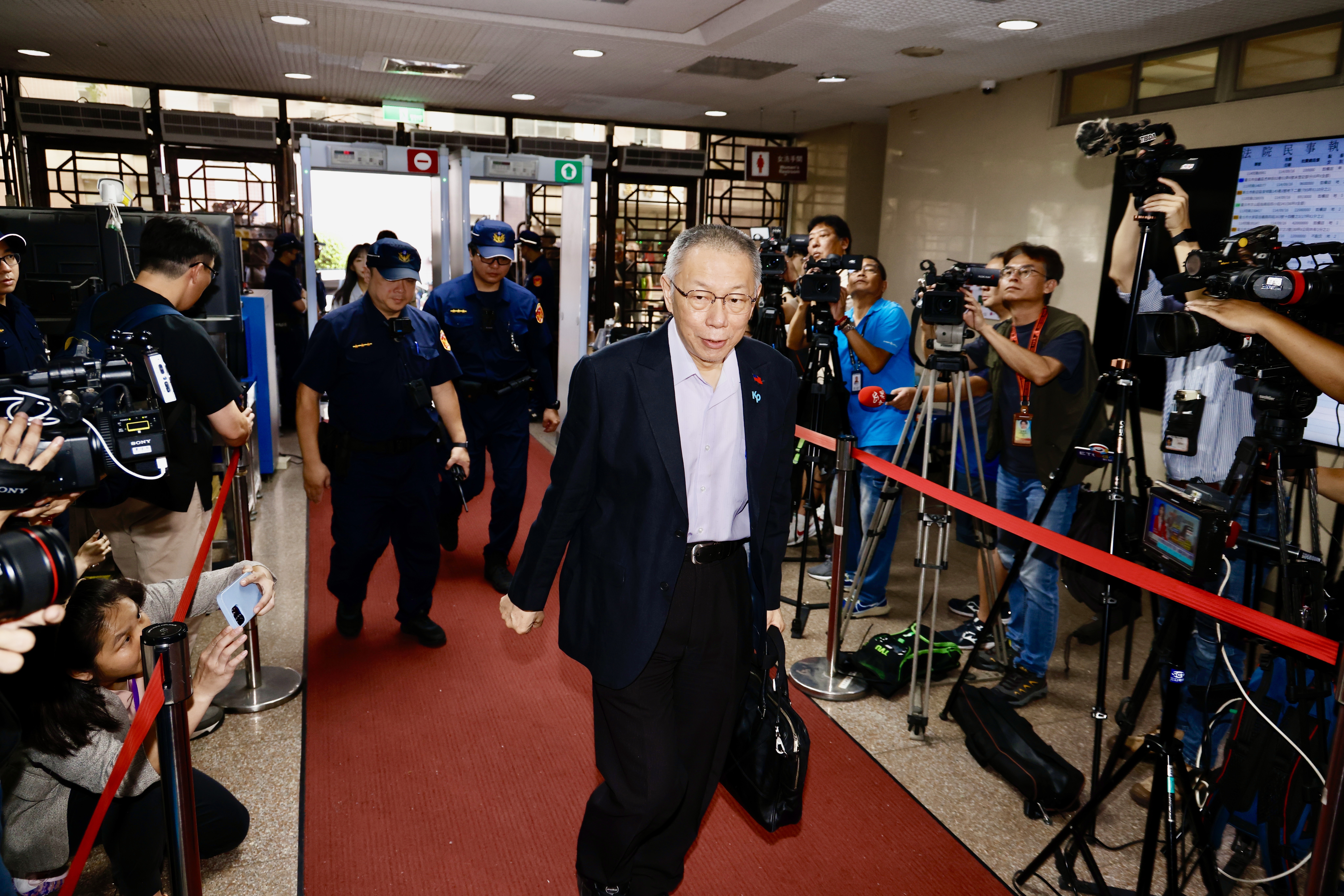 柯文哲重獲自由5天，又得面臨交保撤銷的消息。