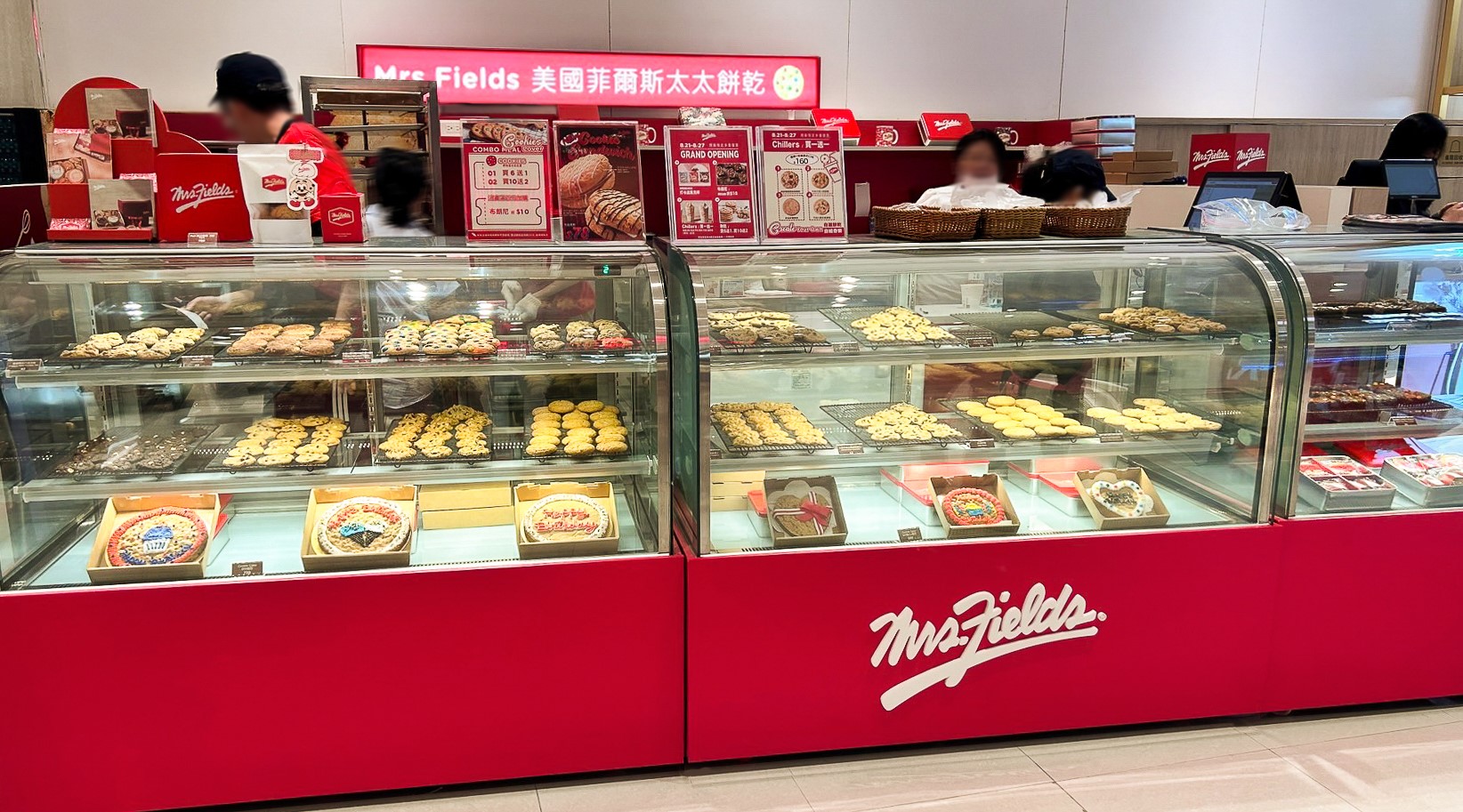 Mrs. Fields在高雄巨蛋插旗。（Mrs. Fields提供）